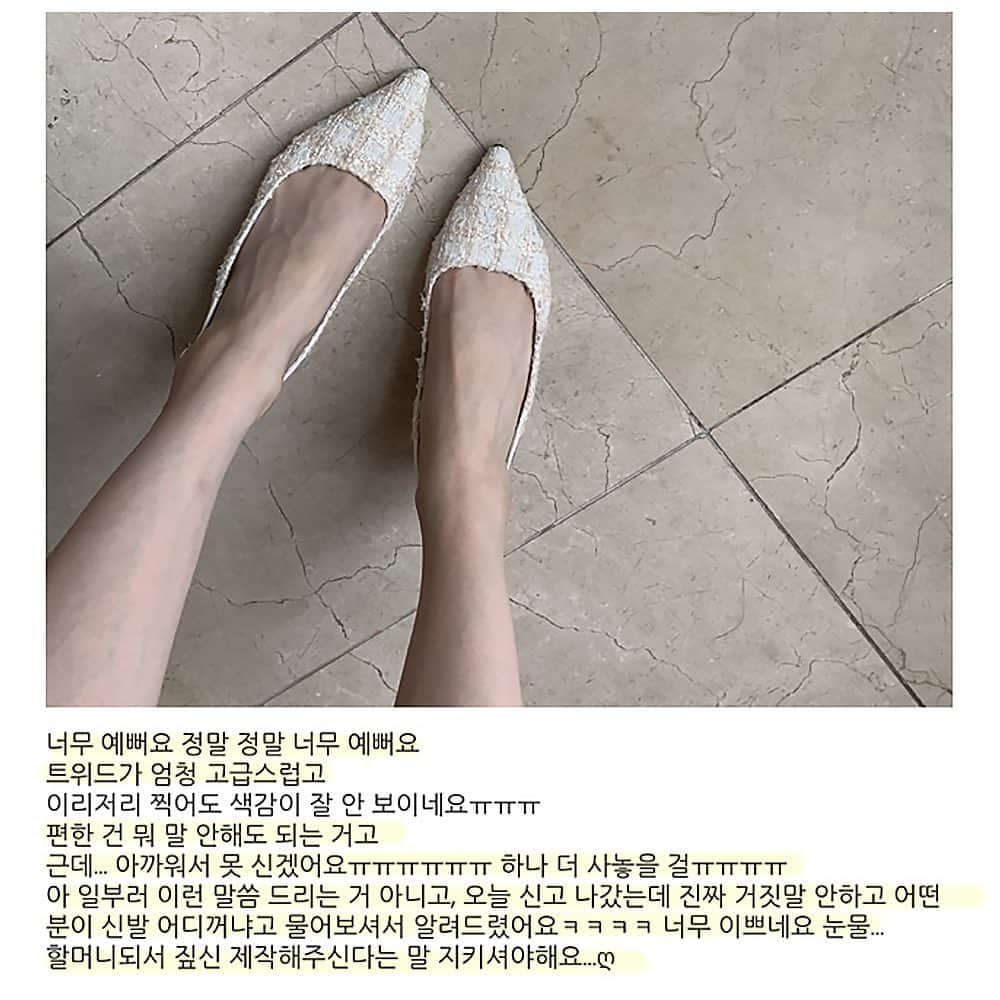 カン・ヘヨンさんのインスタグラム写真 - (カン・ヘヨンInstagram)「정독 필수👠  걷다가 벗겨지지 않아요. 발가락이 말리지 않아요. 발바닥이 아프지 않아요. 끈이 흘러내리지 않아요.  뒤로 넘기시면 고객님들 ‘실리뷰’ 도 있어요😊 발볼 넓으신 고객님들도, 발가락이 긴 고객님들도, 무지외반증 고객님들도, #임산부 고객님들도  여자라면 일단 다 신어보자구요✨ 아. 참. 그래도. 디자인은 하나이다보니 모든 발에 다 맞을수는 없어요. 분명 저희 #슬링백 도 아프거나 불편한 고객님들이 있어요. 그치만 90% 이상이 만족해주시는. 가장 사랑받는 시그니처 자체제작 슈즈입니다. 사이트에 더 많은 리뷰들이 있어요. 사이트에 #착용 사진 과 #리뷰 넘처 흘러요.  내일 낮 12시. 금요일! 오픈입니다!」11月19日 15時56分 - mangdoo_noona