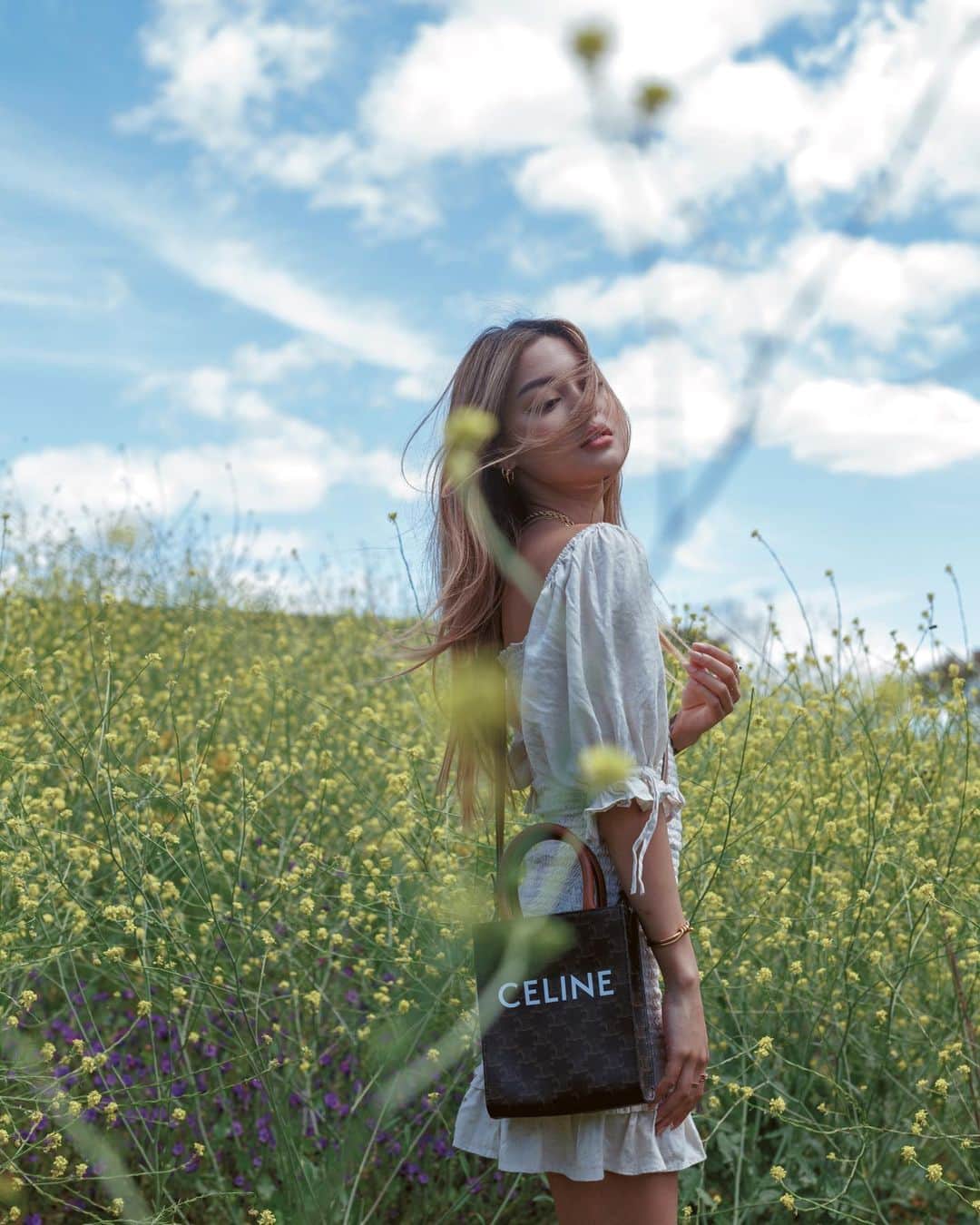 リリーマイマックのインスタグラム：「In a field of flowers 🌼」