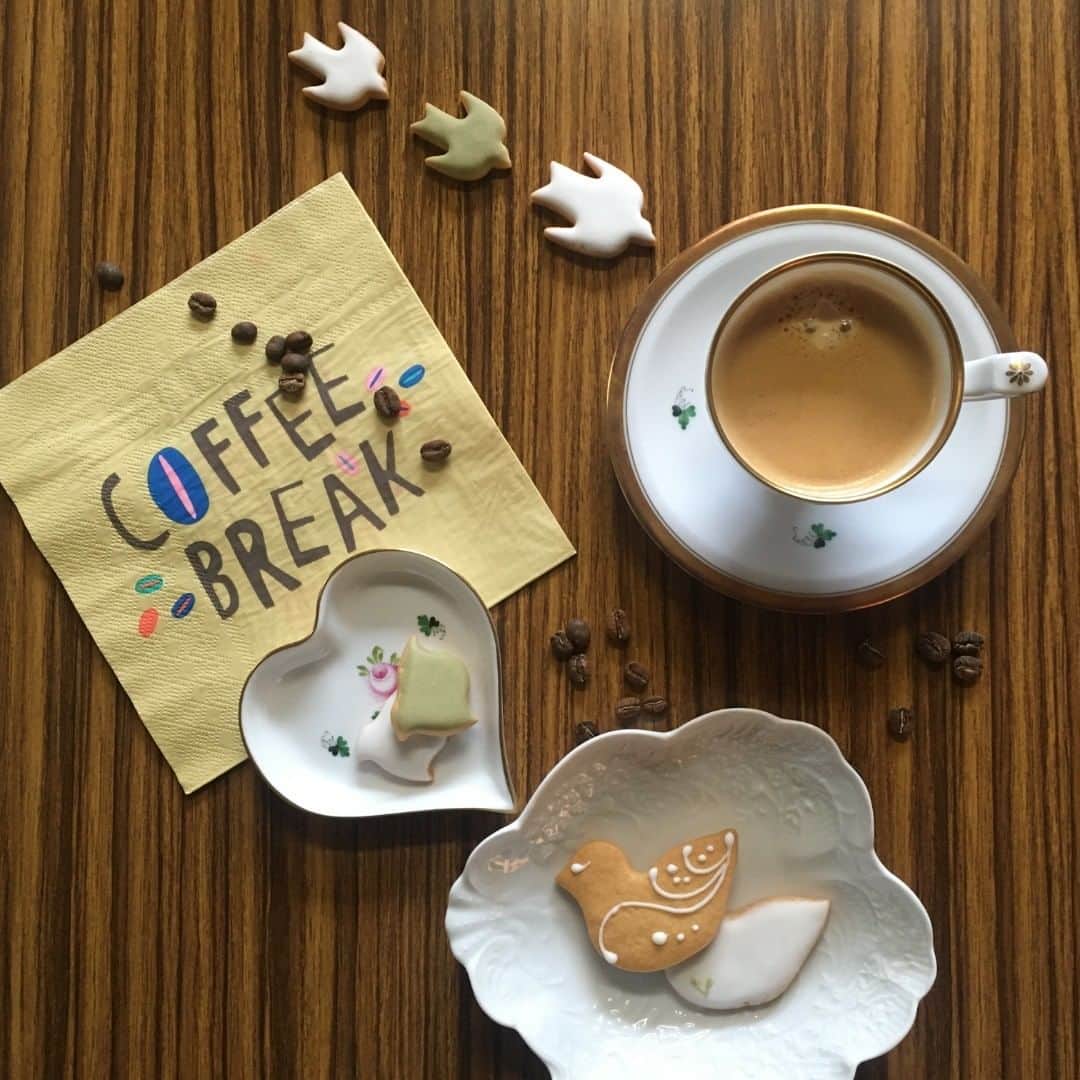 のインスタグラム：「◆ヘレンドで珈琲タイム . ヘレンドには、ティーカップだけではなくコーヒーやエスプレッソ用のカップがたくさん作られています。 中でもエスプレッソ用のカップは、花びらの形をしたカップやオクタゴナル（八角）などその形も様々。 . 珈琲の薫りには、リラックス効果があるといわれています。 薫り高い珈琲をお気に入りのカップで楽しむ。 そんな優雅なコーヒータイムを過ごしてみてはいかがでしょうか。 . #ヘレンド #herend #herendjapan #コーヒー #珈琲 #coffee #coffeetime #コーヒーのある暮らし #カフェ #おうちカフェ #cafe #コーヒーカップ #エスプレッソ #コーヒー豆 #リラックス #コーヒーのある暮らし #洋食器 #食器 #うつわ #コーヒータイム #休日」
