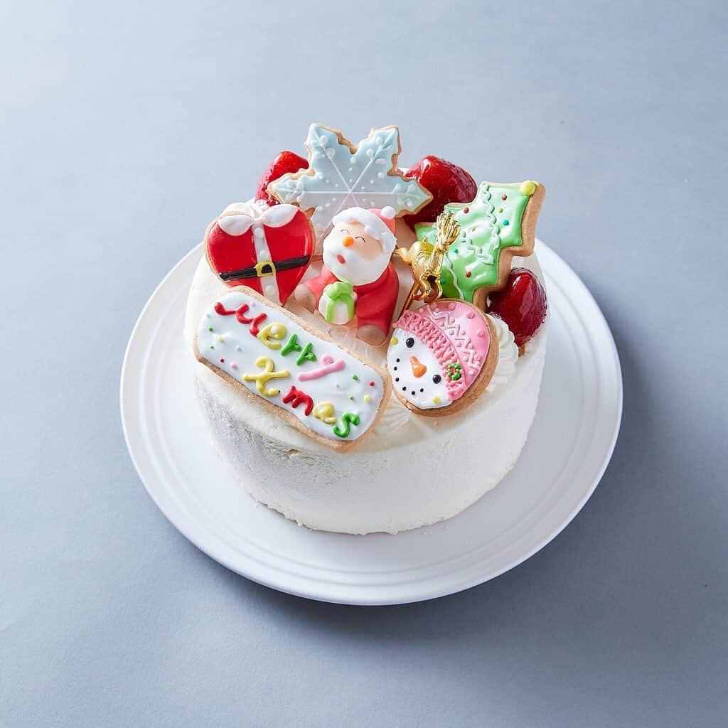 Cake.jpさんのインスタグラム写真 - (Cake.jpInstagram)「クリスマスケーキ2020✨アイシングデコレーション　純生クリーム苺デコ5号🎄✨  サンタさんやクリスマスツリーなどカラフルでかわいい手作りのアイシングクッキーが飾られたデコレーションケーキ🎂✨  来月のクリスマスにいかがですか？🎄 ＝＝＝＝＝＝＝＝＝＝＝ この投稿をtap→商品を見る、又はプロフィールのショップを見るからご購入頂けます🧁 ＊＊＊＊＊＊＊＊＊＊＊＊＊＊＊＊＊＊＊＊＊＊＊＊＊＊ ⁠ ⁠⁠⁠⁠⁠⁠⁠⁠⁠⁠⁠⁠⁠⁠⁠⁠Cake.jpでは、皆さんからシェアされた⁣⠀⁠⁠⁠⁠⁠⁠⁠ ⁠ 素敵なお祝いのコンテストをおこなっています⁠🙌⁠ ⁠ ⁠⁠⁠ ⁠ 👇フォトジェアニバーサリー参加方法👇⁠ ⁠ ⁠⁠ ※10月より参加方法が変わります  Cake.jpのケーキでのお祝いの様子を⁣⠀⁠⁠⁠⁠⁠⁠⁠⁠ ⁠ @iiicakejp #フォトジェアニバーサリー で タグ付けしてシェアするだけ🌈  ご参加を心よりお待ちしております💡 ⁠ ※当アカウントと同様のなりすましアカウントが報告されています。当社とは関係がございませんのでご注意くださいませ※ ＊＊＊＊＊＊＊＊＊＊＊＊＊＊＊＊＊＊＊＊＊＊＊＊＊＊  #美味しいもの好きな人と繋がりたい#おうちスイーツ#お取り寄せスイーツ #お家パーティー#お取り寄せグルメ#甘党#素敵なお祝い#スイーツ好きな人と繋がりたい#食べるの好きな人と繋がりたい#ケーキ#ケーキ屋さん#おいしいケーキ#クリスマス#クリスマスケーキ#Xmas#Xmascake#ケーキ通販#通販ケーキ#デザインケーキ#メリクリ#ショートケーキ#生クリーム#アイシングクッキー#クリスマスイブ#ホールケーキ#ホームパーティー#いちご#メリークリスマス#クリスマスパーティー」11月19日 16時09分 - cakejp_official