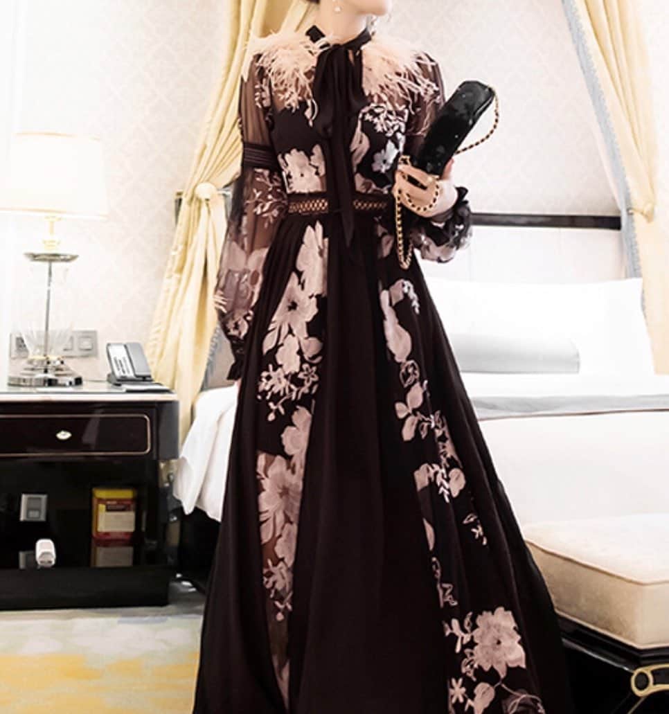 須之内美帆子のインスタグラム：「税込価格【¥8.500-】 ショップからクーポンをGETし15%OFF❤︎ #ブラックピンク#羽#リボン#シースルー#フラワーリーフ刺繍#パッチワーク#ランタンスリーブ#二層スカート#エレガント#ドレス#ワンピース  首元のピンク羽付きとリボンがとってもキュート！ 腕とウエストのパッチワークがスタイルアップ効果！ ブラックシースルーにピンクカラーの刺繍がとても華やで動きのあるエレガントなアイテムです❤︎  ＊サイズ S.M.L.XL  ＊サイズ確認、ご購入はプロフィールにあるURLからチェックして下さい❤︎」