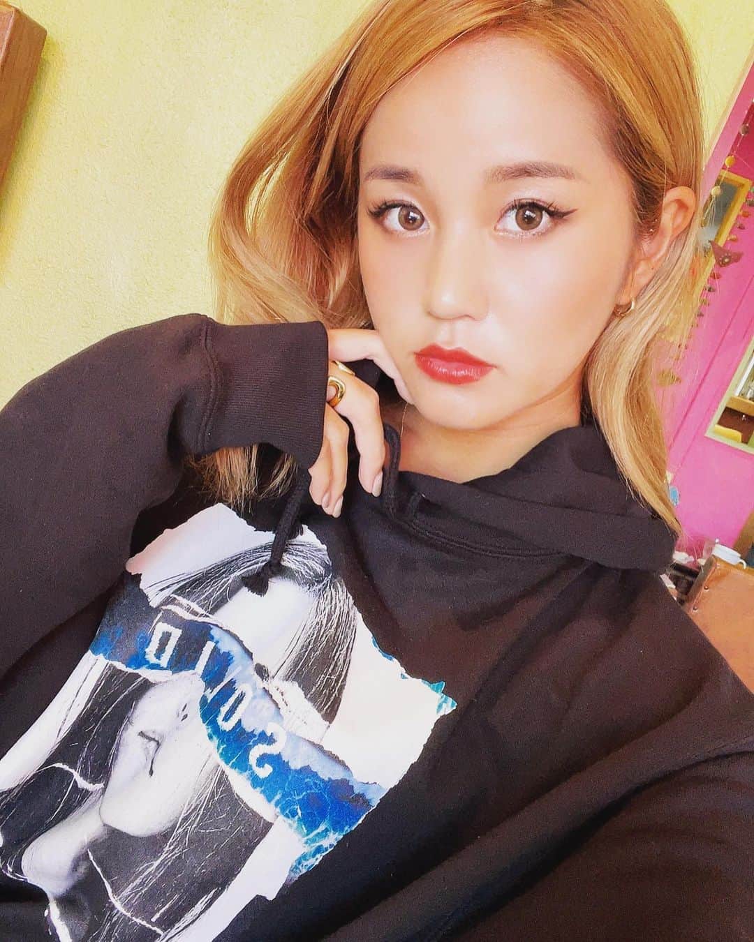 LORYのインスタグラム：「フーディーとショーパンの組み合わせがすき😚 ． @solid_japan @reokanao  女の子が着ても可愛い〜🤍🤍🤍 オーバーサイズがいいからXLです🤍 #solidjapan #ソリッドジャパン」