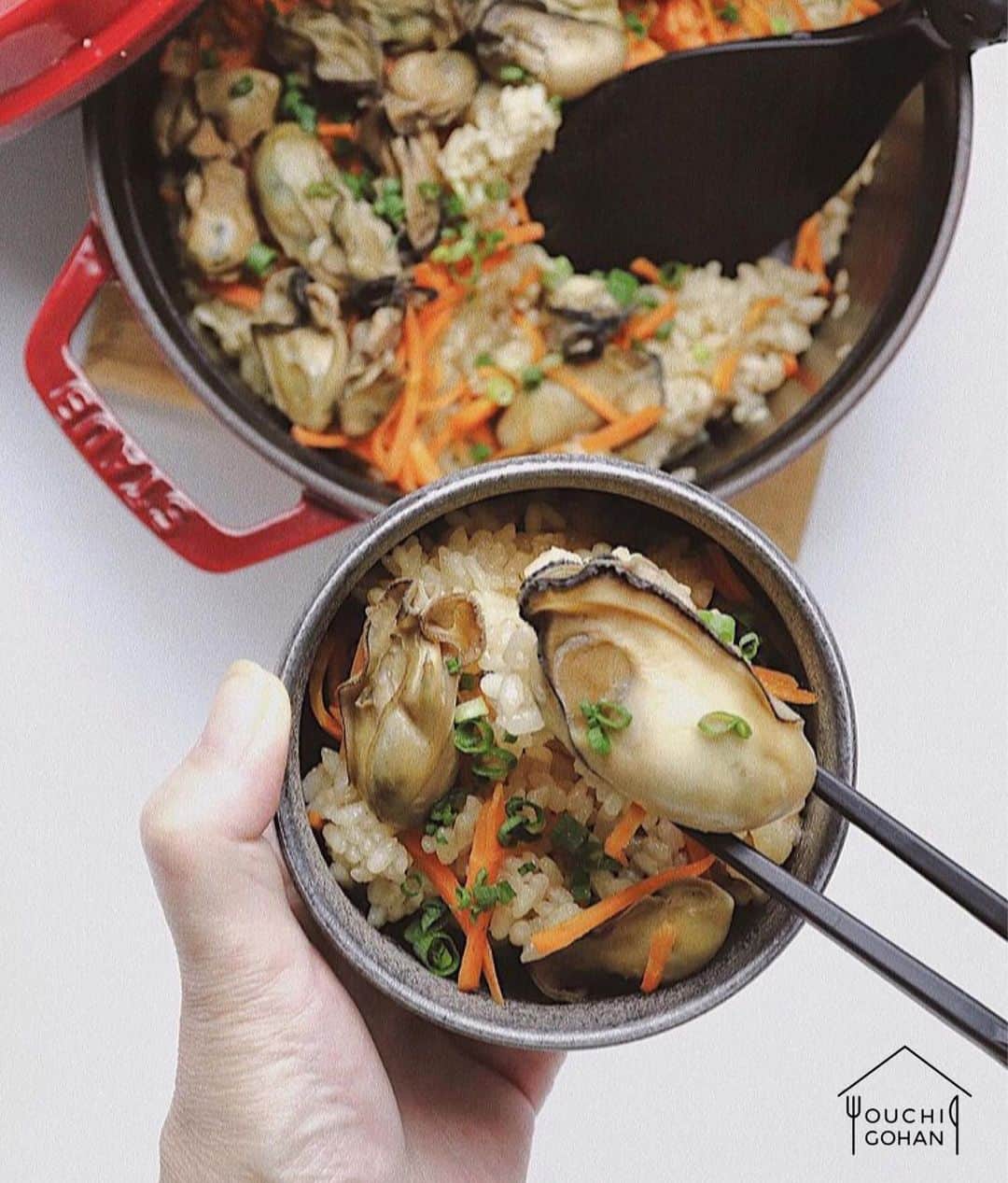 おうちごはん編集部さんのインスタグラム写真 - (おうちごはん編集部Instagram)「【 #おうちごはんLover 】photo by @tomo.tomomi﻿ 食欲をかき立てる、ぷりっぷりの牡蠣！@tomo.tomomi さん、牡蠣めし、美味しそうに炊けましたね～😋﻿ ﻿ ふっくらとした牡蠣のコツや、具材をお米と混ぜてはいけない理由など、@tomo.tomomi さんの投稿には勉強になるポイントがたくさん！ぜひ、作り方をご覧くださいね💡﻿ ﻿ きっと「美味しそうな牡蠣が手に入ったら牡蠣めし作ろう！」と思っちゃうはずです😉👍﻿ ------------------﻿ ◆ #おうちごはんLover を付けて投稿するとおうちごはんの記事やこのアカウント、おうちごはん発信のトレンドリリースなどでご紹介させていただくことがございます。スタッフが毎日楽しくチェックしています♪﻿ ﻿ ［staff : たえさん］﻿ ------------------﻿ #おうちごはんlover #おうちごはんラバー #ouchigohanlover #デリスタグラマー #おうちごはん #ouchigohan #いつものいただきますを楽しく #おうちカフェ #おうちごはん革命 #おうち時間 #おうちで過ごそう #lin_stagrammer #foodporn #foodphoto #foodstyling #牡蠣めし #牡蠣飯 #かきめし #牡蠣ごはん #牡蠣ご飯 #炊き込みご飯 #炊き込みごはん #ストウブ」11月19日 16時14分 - ouchigohan.jp