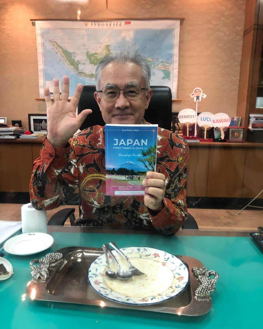 石井正文さんのインスタグラム写真 - (石井正文Instagram)「Menu beberapa hari yang lalu adalah nasi minyak, makanan khas kota Palembang.🤗 Isinya ada ayam goreng bumbu kecap, malbi (semur daging khas Palembang), sambel buncis hati ampela, sambal nanas dan nasi minyak. Sebagai hidangan dessert, ada srikayo 🍮🌱 Buku di foto kedua adalah buku kenangan traveling ke Jepang yang saya terima dari seorang follower.🇯🇵Semoga kita bisa segera berlibur ke luar negeri dengan nyaman dan aman.✈️  先日のランチはパレンバン料理のナシ・ミニャックでした🤗ソースで絡めたアヤムゴレン、マルビ(パレンバンの肉料理)、いんげんのサンバル、パイナップルのサンバルとナシ・ミニャック(牛やヤギの脂やスパイスで味付けされたご飯)です。デザートにはスリカヨというパンダンのプリンもありました🍮🌱 ２枚目の本は、フォロワーからいただいた日本旅行記の本です🇯🇵1日でも早く、快適かつ安全に海外旅行に行ける日が来るといいですね✈️  #dutabesarjepang#dubesishii#makansiangdubes#ishiitaishi#exploreindonesia#makanankhasindonesia #seriemakansiangdubes#サラメシ#大使メシ#ジャカルタ#インドネシア#nasiminyak#palembang#malbi#srikayo」11月19日 16時25分 - jpnambsindonesia