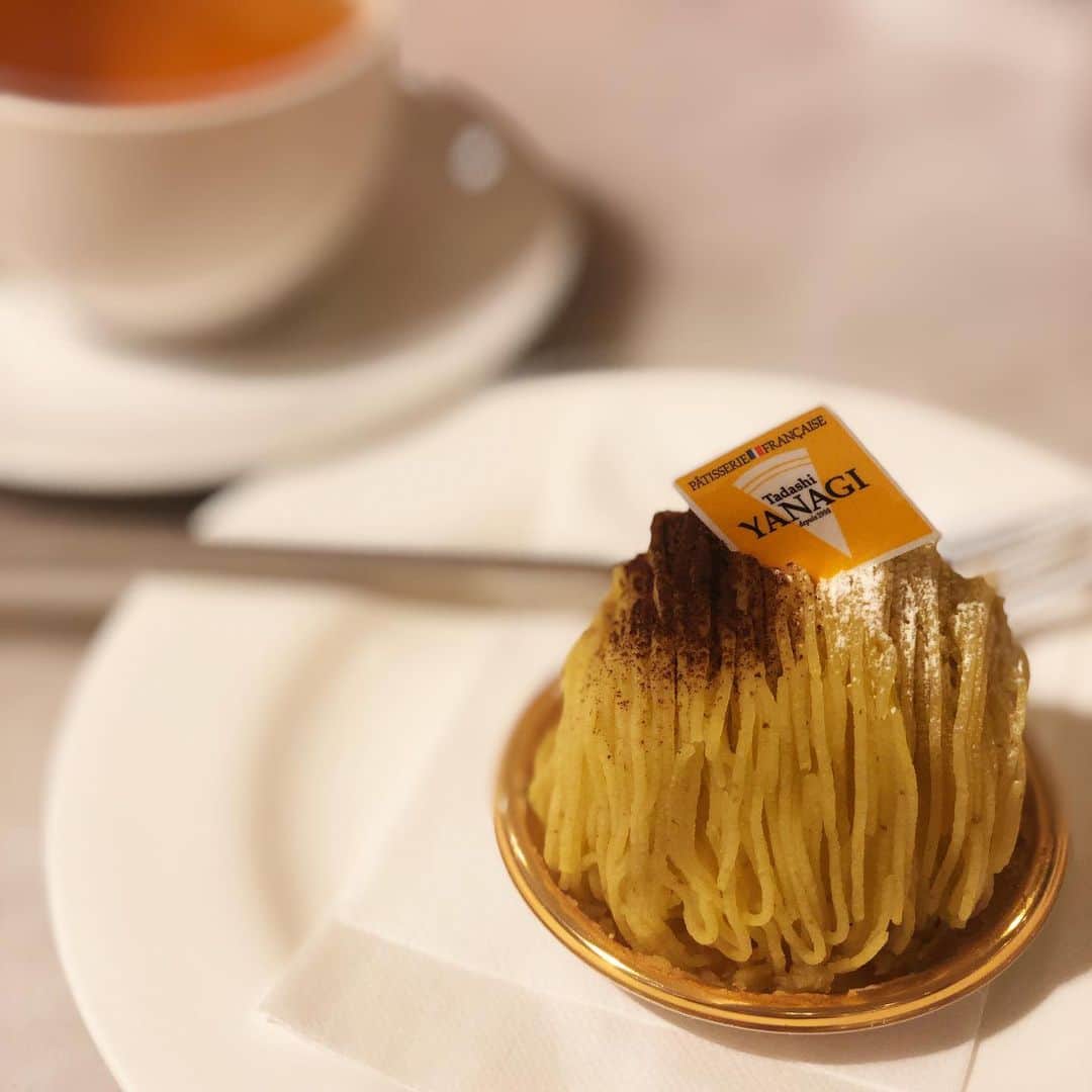 のインスタグラム：「ケーキはお家で… と、今年は持ち帰りばかりでしたが、今日は久しぶりにお店でいただきました。 高島屋のパティシェリアで和栗のモンブラン、そしていちごショート。 モンブランの表面の栗のペースト？が見たことない細さで、まずびっくり。 いただいてみると、絶妙に控えめで栗そのもののような甘さがほんとに美味しく上品で、Tadashi YANAGIさんの繊細なお仕事にうっとりしてるうちに、気付いたら目の前から消えてました😳（完食） ・ #ショートケーキはもちろん約束されたシアワセ💕  #紅茶はダージリンファーストフラッシュ #香り最高✨ #cake #montblanc #patissieria  #voiceover #voiceactor #japanesevoiceover #narrator #myvoicedemo → @saolisample ← #こんな声です #ナレーター」