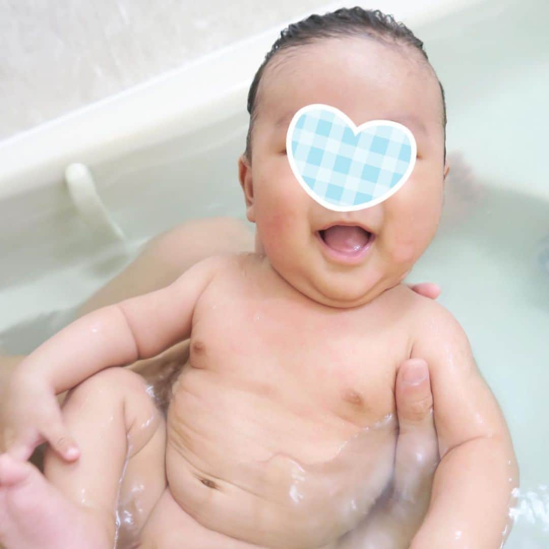 Mai Wakimizuのインスタグラム：「昨日4ヶ月のお誕生日を迎えた僕ちん♡細身だった体も少しずつぽっちゃりになって来た＼(^o^)／ ✔︎哺乳瓶を自分で持とうとする ✔︎うつ伏せが出来る ✔︎寝返り練習中 ✔︎足を見つける ✔︎抱っこ紐デビュー ✔︎鏡が大好き ✔︎おもちゃを掴んだり咥えたりする ✔︎後頭部の抜け毛が始まる(私の抜け毛も) ✔︎ベビーカーやチャイルドシートで体を起こそうとする ✔︎バンボデビュー #happybirthday#男の子ベビー#赤ちゃん#babyboy#生後4ヶ月#4month」
