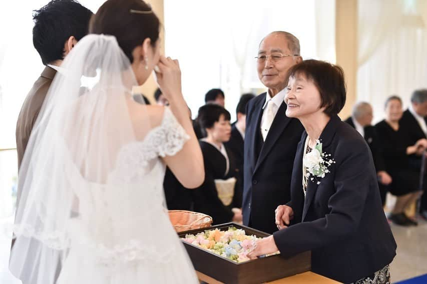 八雲迎賓館 【結婚式 パーティ 記念日 人生儀礼】福井さんのインスタグラム写真 - (八雲迎賓館 【結婚式 パーティ 記念日 人生儀礼】福井Instagram)「. .  ご両家がつながり そして絆へ  尊敬するお父さんお母さん ✨ だいすきなおじいちゃんと おばあちゃん✨  結婚式は今までの感謝の気持ちを伝える場でもあるのです…✨  #anniversary #八雲迎賓館 #ベールダウン #バージンロード #ヘヴンズフロー #Heavensflow #ウェディングドレス #結婚式レポ #八雲の卒花さん #福井結婚式#結婚式 #福井#福井市#福井県 #福井結婚式場 #福井市結婚式場 #新郎新婦 #夫婦 #おしゃれ花嫁 #全国のプレ花嫁さんと繋がりたい #日本中のプレ花嫁さんと繋がりたい #卒花#北陸花嫁#リゾ婚 #リゾートウェディング #ウェディングレポ #ウェディングプランナー #感謝の気持ち  @modocollectionmiwa @photo_linx @yakumogeihinkan」11月19日 16時28分 - yakumogeihinkan