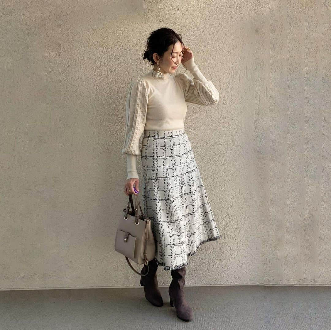 ayakonbubuさんのインスタグラム写真 - (ayakonbubuInstagram)「トップスもスカートも @fifth_store  お袖ポワンとしてて可愛い❤️ #ケーブル編みボリュームスリーブニット ボトム　なんでも合いそう❤️  チェックと裾のフリンジが可愛いスカートは #裾フリンジチェック柄ニットスカート  ウエストゴムで楽😘  バッグは  @editsheen_store   #フロントポケットバイカラースクエアバッグ  色合いが本当に可愛い❤️ サイドのボタンは外せるし、内ポケットもついてて使い勝手もいいよ👍  今見たら60%クーポン出てたよー❤️❤️❤️ #fifth#fifthtl#フィフス #fifthコーデ#fifth  #instafashion #fifthtl#秋コーデ #大人カジュアル #スカート #スカートコーデ  #160cm以上コーデ #プチプラコーデ#ママコーデ#fashion#ママファッション#こんぶコーデ#カジュアル#カジュアルコーデ#プチプラファッション  #EditSheen #エディットシーン #バッグ #BAG」11月19日 16時29分 - ayakonbubu