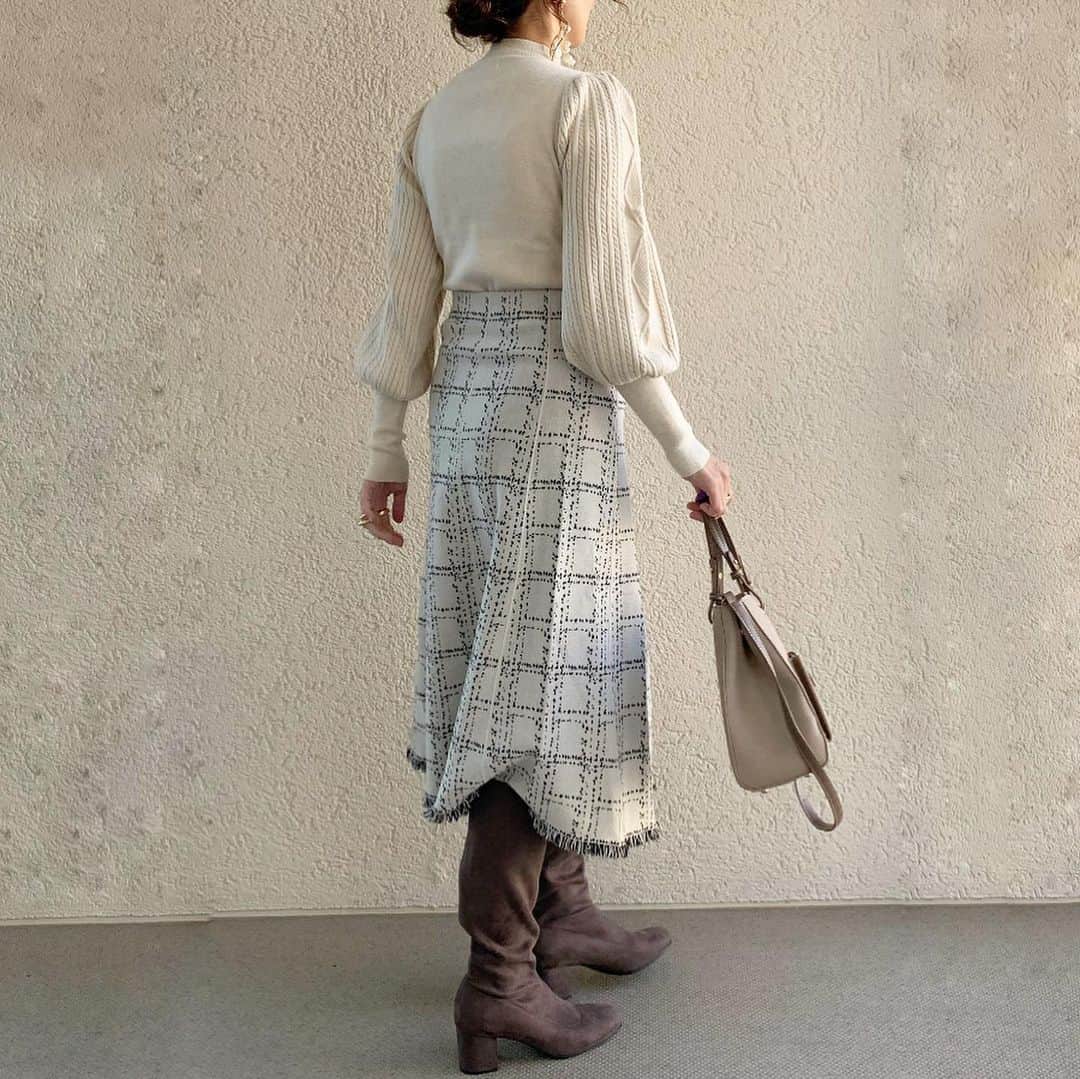 ayakonbubuさんのインスタグラム写真 - (ayakonbubuInstagram)「トップスもスカートも @fifth_store  お袖ポワンとしてて可愛い❤️ #ケーブル編みボリュームスリーブニット ボトム　なんでも合いそう❤️  チェックと裾のフリンジが可愛いスカートは #裾フリンジチェック柄ニットスカート  ウエストゴムで楽😘  バッグは  @editsheen_store   #フロントポケットバイカラースクエアバッグ  色合いが本当に可愛い❤️ サイドのボタンは外せるし、内ポケットもついてて使い勝手もいいよ👍  今見たら60%クーポン出てたよー❤️❤️❤️ #fifth#fifthtl#フィフス #fifthコーデ#fifth  #instafashion #fifthtl#秋コーデ #大人カジュアル #スカート #スカートコーデ  #160cm以上コーデ #プチプラコーデ#ママコーデ#fashion#ママファッション#こんぶコーデ#カジュアル#カジュアルコーデ#プチプラファッション  #EditSheen #エディットシーン #バッグ #BAG」11月19日 16時29分 - ayakonbubu
