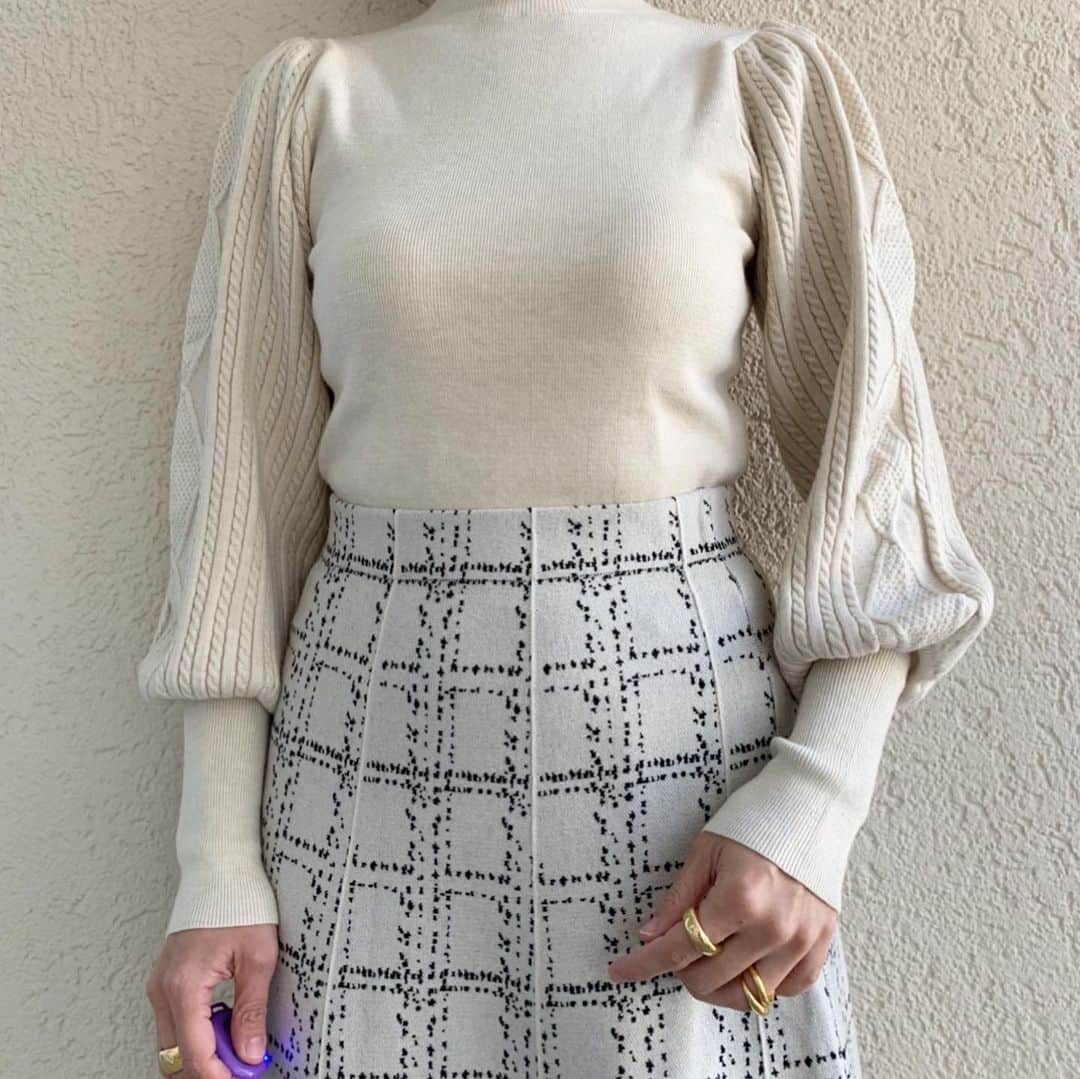 ayakonbubuさんのインスタグラム写真 - (ayakonbubuInstagram)「トップスもスカートも @fifth_store  お袖ポワンとしてて可愛い❤️ #ケーブル編みボリュームスリーブニット ボトム　なんでも合いそう❤️  チェックと裾のフリンジが可愛いスカートは #裾フリンジチェック柄ニットスカート  ウエストゴムで楽😘  バッグは  @editsheen_store   #フロントポケットバイカラースクエアバッグ  色合いが本当に可愛い❤️ サイドのボタンは外せるし、内ポケットもついてて使い勝手もいいよ👍  今見たら60%クーポン出てたよー❤️❤️❤️ #fifth#fifthtl#フィフス #fifthコーデ#fifth  #instafashion #fifthtl#秋コーデ #大人カジュアル #スカート #スカートコーデ  #160cm以上コーデ #プチプラコーデ#ママコーデ#fashion#ママファッション#こんぶコーデ#カジュアル#カジュアルコーデ#プチプラファッション  #EditSheen #エディットシーン #バッグ #BAG」11月19日 16時29分 - ayakonbubu