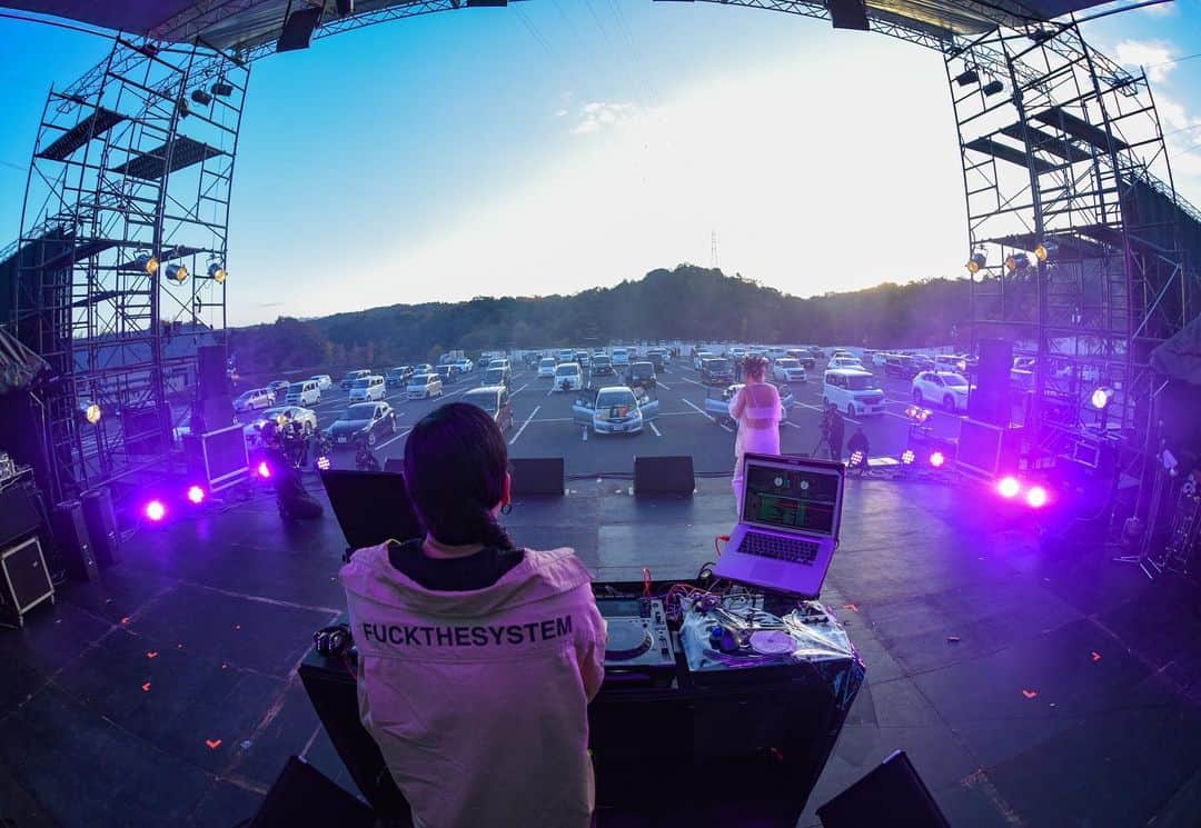KAI_SHiNEさんのインスタグラム写真 - (KAI_SHiNEInstagram)「1114 Drive Live Fes2020@丹後王国 食のみやこ🚙🔊✨  小さい頃の夢はカーレーサーだったんだよなー。そのせいもあってか、車イベントでのライブも好きだ。  が、  まさか、車に向かってライブする日がくるとはw 時代をポジティブに感じることができて、新感覚でした‼︎ パッシングにホーン、最高だったよ😆👍✨ Thanxxx‼︎‼︎🔊🔊🔊  pix by @ko62226  #astation #drivelivefes #2020 #drivein #munehiro #live #life #vibe  #luv #music #感謝 #jp」11月19日 16時33分 - kai_shine134