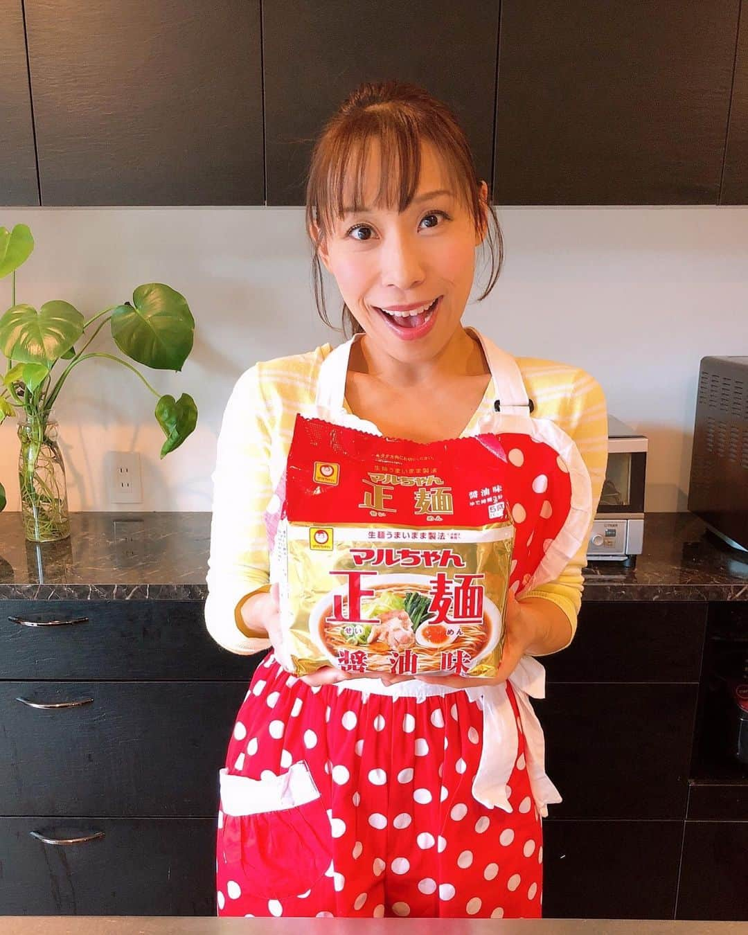 みきママさんのインスタグラム写真 - (みきママInstagram)「【マルちゃん正麺の麺がすごい！！】﻿ ﻿ ﻿ ﻿ インスタントラーメンてこんなに美味しかったんだ⁉️ってくらいのすごい味です✨✨✨ . .  もうびっくりする麺です🤤東洋水産（株）さんにいただいたマルちゃん正麺、今まで食べてきたインスタントの中で1番、生麺に近くて、スープも美味しい🤤﻿ ﻿ ﻿ ﻿ ﻿ そのまんま食べても美味しいんだけどね、アレンジしないなんておかしいくらい美味しいレシピができました🙌﻿ ﻿ ﻿  ﻿ マルちゃん正麺＋シーフードミックス＋牛乳で、「シーフードラーメン」です🍜✨ . . .  旦那と娘に教えたら、2人で作ってくれました🤩🤩🤩  ----------------------------------------------------  ✨作り方です✨﻿ ﻿  ＜材料＞（1人分） マルちゃん正麺醤油味	1袋分 水	　　　　　　300cc 牛乳	　　　　　　200cc シーフードミックス	100ｇ 長ねぎ（薄切り）	適量 こしょう　　　　　　　　お好みで  ＜作り方＞ 【1】鍋に水と牛乳を入れ、強火にかける。沸騰したら「マルちゃん正麺醤油味」の麺、シーフードミックスを入れ、吹きこぼれしないように弱火にして３分茹でる。 【2】【1】にマルちゃん正麺醤油味のスープを加えて混ぜ、器に盛り、ねぎをのせてできあがり。  ----------------------------------------------------  ﻿ 牛乳とシーフードミックスを加えるだけで、生姜とガーリックのきいた香り豊かなスープに牛乳のコクとシーフードのうま味がプラスされて、めちゃ美味しいシーフードラーメンができます✨ . . .  牛乳は吹きこぼれやすいので、弱火で加熱してください👍お好みで、シーフードを増やしたり、こしょうをかけて召し上がってください👍  . .  ﻿  杏ちゃん「美味し～❤️」﻿ 旦那「本当だ！インスタントじゃない、生麺じゃん！」ってさ。ラーメンにうるさい旦那も美味しいって😁😁😁﻿ ﻿ ﻿ ﻿ ﻿ 是非、マルちゃんで、家族でシーフードラーメン、作ってみてくださ～い😍😍😍﻿ . . .  #みきママ　#PR　#マルちゃん正麺　#東洋水産　#マルちゃん　#チャチャッと手料理 ﻿」11月19日 16時43分 - mikimama_official