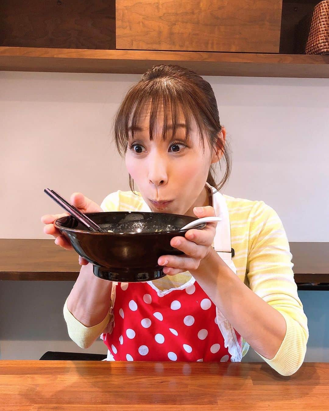 みきママさんのインスタグラム写真 - (みきママInstagram)「【マルちゃん正麺の麺がすごい！！】﻿ ﻿ ﻿ ﻿ インスタントラーメンてこんなに美味しかったんだ⁉️ってくらいのすごい味です✨✨✨ . .  もうびっくりする麺です🤤東洋水産（株）さんにいただいたマルちゃん正麺、今まで食べてきたインスタントの中で1番、生麺に近くて、スープも美味しい🤤﻿ ﻿ ﻿ ﻿ ﻿ そのまんま食べても美味しいんだけどね、アレンジしないなんておかしいくらい美味しいレシピができました🙌﻿ ﻿ ﻿  ﻿ マルちゃん正麺＋シーフードミックス＋牛乳で、「シーフードラーメン」です🍜✨ . . .  旦那と娘に教えたら、2人で作ってくれました🤩🤩🤩  ----------------------------------------------------  ✨作り方です✨﻿ ﻿  ＜材料＞（1人分） マルちゃん正麺醤油味	1袋分 水	　　　　　　300cc 牛乳	　　　　　　200cc シーフードミックス	100ｇ 長ねぎ（薄切り）	適量 こしょう　　　　　　　　お好みで  ＜作り方＞ 【1】鍋に水と牛乳を入れ、強火にかける。沸騰したら「マルちゃん正麺醤油味」の麺、シーフードミックスを入れ、吹きこぼれしないように弱火にして３分茹でる。 【2】【1】にマルちゃん正麺醤油味のスープを加えて混ぜ、器に盛り、ねぎをのせてできあがり。  ----------------------------------------------------  ﻿ 牛乳とシーフードミックスを加えるだけで、生姜とガーリックのきいた香り豊かなスープに牛乳のコクとシーフードのうま味がプラスされて、めちゃ美味しいシーフードラーメンができます✨ . . .  牛乳は吹きこぼれやすいので、弱火で加熱してください👍お好みで、シーフードを増やしたり、こしょうをかけて召し上がってください👍  . .  ﻿  杏ちゃん「美味し～❤️」﻿ 旦那「本当だ！インスタントじゃない、生麺じゃん！」ってさ。ラーメンにうるさい旦那も美味しいって😁😁😁﻿ ﻿ ﻿ ﻿ ﻿ 是非、マルちゃんで、家族でシーフードラーメン、作ってみてくださ～い😍😍😍﻿ . . .  #みきママ　#PR　#マルちゃん正麺　#東洋水産　#マルちゃん　#チャチャッと手料理 ﻿」11月19日 16時43分 - mikimama_official