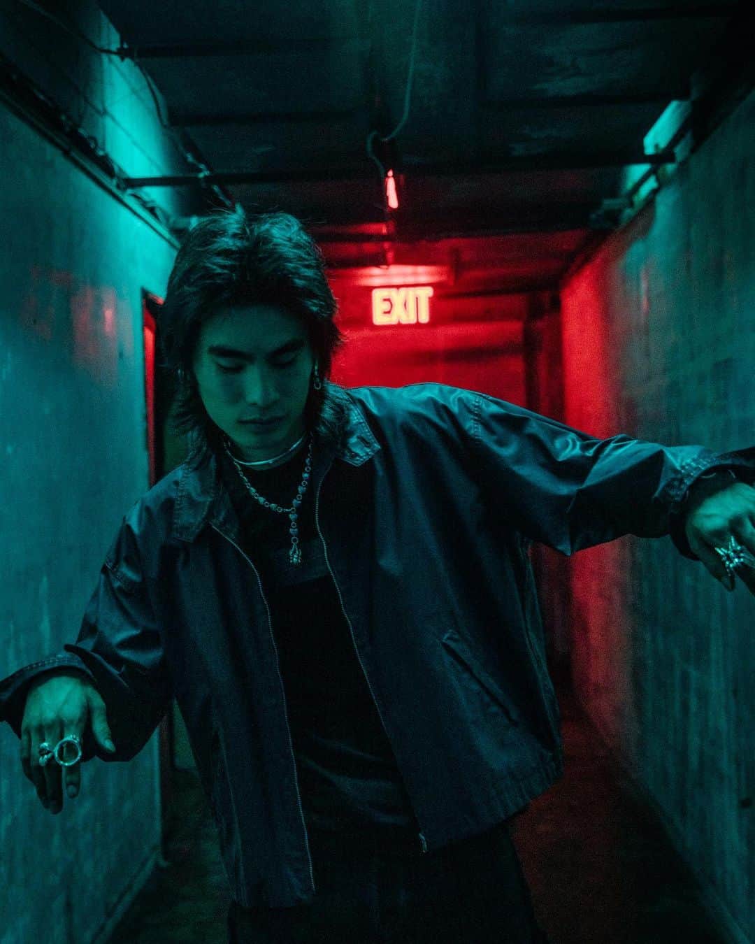ジャスティンデイビスのインスタグラム：「2020 AW COLLECTION ⠀ “PSYCHOTIC”  酔い痴れる恍惚感 、刺激的で高鳴る胸の鼓動や感情、 快美な別世界へと魅了しジュエリーが誘うサイコティックなストーリー。 ⠀ 新作コレクションは全国直営店、オンラインストアにて発売中。 ⠀ ⠀ _________  Model: Elena Midori @elena_midori_ Takato Yano @t_san___  Music: Ryo Takahashi (pistachio studio) @aaairyo  Director: Takahito Matsuno(maxilla) @mtssn  Producer: Seiya Suzuki(maxilla) @seiya02_23  Production Manager: Yudai Ishii(maxilla) @_yudai_ishii_ Daichi Tanaka(maxilla) @tnkdddd Yohei Miyata Aoi Isobe Manji-Low  Director of Photography: Junpei Suzuki @junpeisuzuki155  Chief Assistant: Shunsuke Hamada 2nd Assistant Camera: Mizuho Matsuda  3rd Assistant Camera: Takayuki Ota   Lighting Engineer: Ryo Takahashi @ryotakahashi34  Lighting Assistant: Koichi Ito Yasuyuki Imai Junichi Amari Shinpei Kawasaki Hiroki Ikeyama Thukasa Hasegawa Ryo Ueda  Still Camera: Yu Kubo @yukubo Kenji Kitazato @kenji.87  Prop Stylist: Emi Kaneko @emi.kaneko_  Props Assistant: Sayuki Miyaushiro Yumi Kawana  Stylist: Sota Yamaguchi  Hair & Make up: MASH __________  #justindavis  #ジャスティンデイビス」