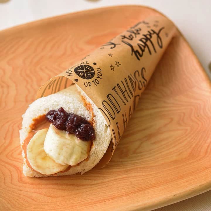 のインスタグラム：「★新着レシピ★ 薄切りの食パンを使ってクルッと巻けば、クレープのような見た目に子供たちのテンションも上がるかも♪ かぶり付きにくそうな場合はギュッと強めに巻いて、巻き終わりを下にし、しばらく置いておきましょう。 輪切りにしてあげても◎ 甘味のある食材を使うので、ほんの少しだけ、きな粉クリームに塩気を足すのがポイントです。 ============================= まるでクレープ♪ 和風きな粉サンド https://shoku.hapiku.com/recipe_idea/baby/0583/ レシピなど詳細はプロフィールのリンク（公式WEBサイト）からも見ることができますよ！ ============================== #HAPIKU #HAPIKUレシピ #保育園給食のHAPIKU #保育園給食メニュー #保育園給食レシピ #食育のHAPIKU #乳幼児の食情報 #乳幼児のごはん #保育園 #保育園給食 #保育園おやつ #保育園弁当 #保育園栄養士 #食育 #子育て #こどもごはん #こどものおやつ #こどものいる暮らし #新米ママ #幼児食レシピ #幼児食 #サンドイッチ部 #サンドイッチレシピ #サンドイッチの日 #和風きなこサンド #クリスマスごはん #クリスマスレシピ #クリスマス料理  #きな粉パン #きな粉スイーツ」