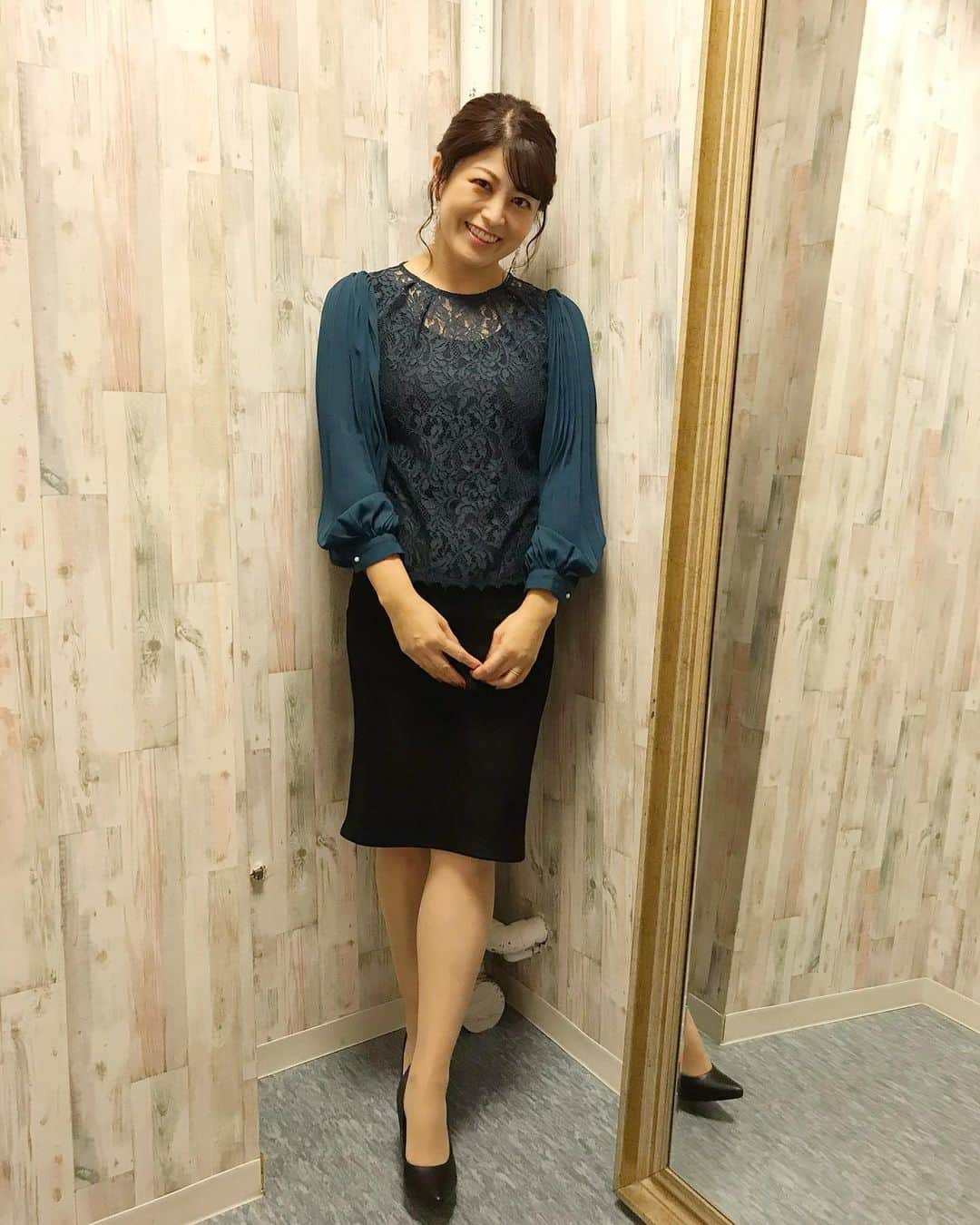 森麻季のインスタグラム：「BSテレ東 『THE 名門校 日本全国すごい学校名鑑』ゲストで出演します 今週日曜、11月22日、21時から放送です  衣装　@ritmolatino__nuchayamachi  ピアス @sofia___ac   #the名門校  #bsテレ東  #登坂広臣 さん #角谷暁子 アナウンサー #森麻季」