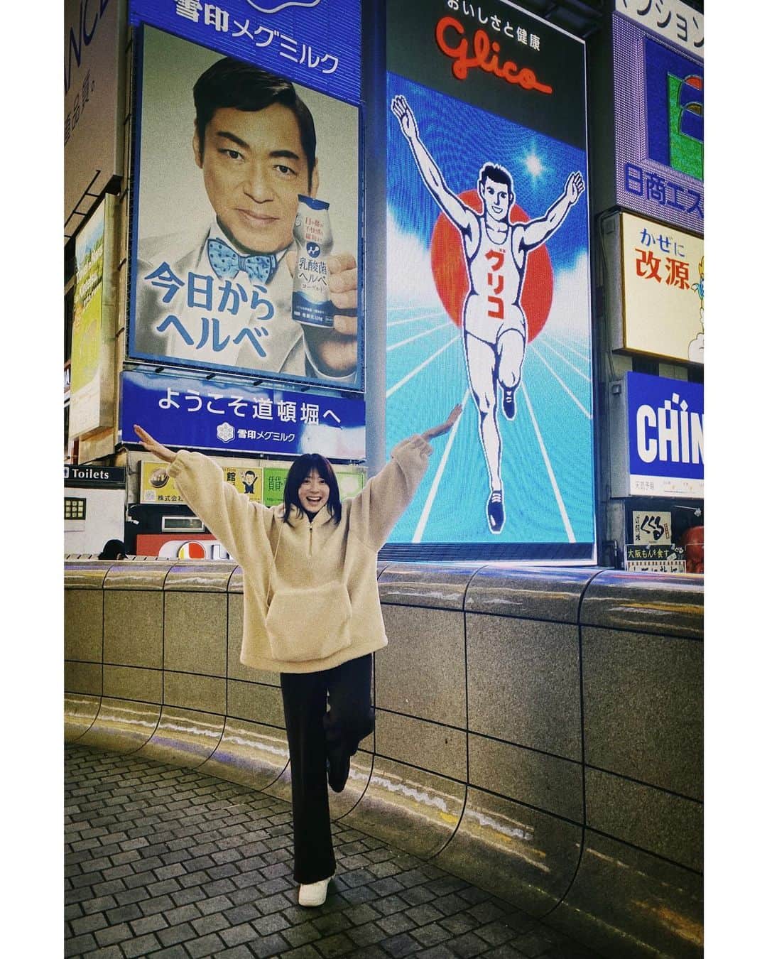 水上京香さんのインスタグラム写真 - (水上京香Instagram)「🏃‍♂️ 東京を離れ、少しの間大阪へ。 撮影終わりにサクッと撮ってきました📸 マネージャーN氏の特技は連写。カメラロールが大渋滞。」11月19日 16時52分 - kyokaminakami_official