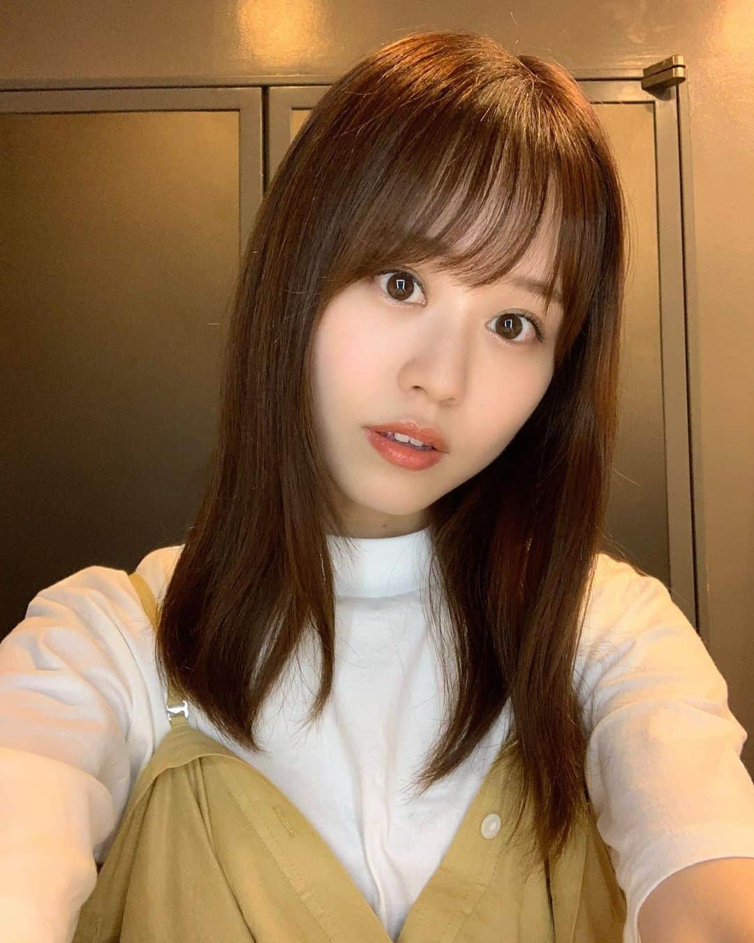 日岡なつみのインスタグラム：「楽屋が女優ライトだった💡 あと本棚みたいな壁紙！  連続投稿してゆくぅーー！！」