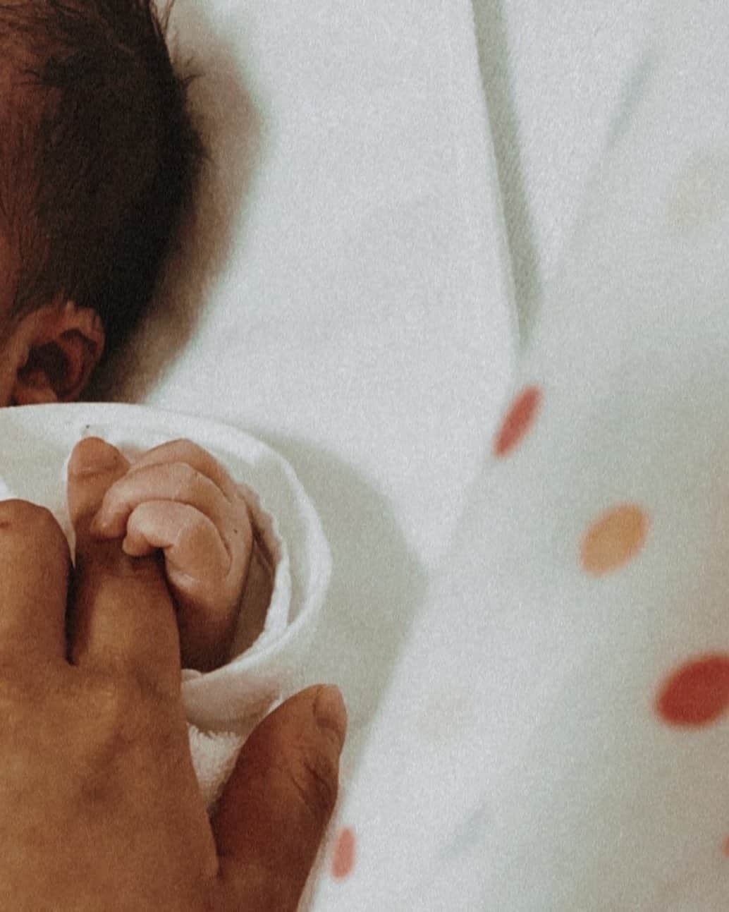 大石ほのかのインスタグラム：「Hello Baby Boy💙👶🏻  20.11.19. 40w4d. 3120ｇ.   新しい家族が増えました♡  ママはボロボロだけど笑 本当に幸せ♡♡  これからは 全部が一瞬っ 大変なのもその時しか味わえないもの  一瞬一瞬のこの子の成長を笑顔を見逃さないようにママ1年生楽しんでいきたいと思います☺️✨  家に帰ったらみんなに取られそうだから入院中BABY独り占めです💓🥰  #likeforlike#❤️#いいね#followforfollowback#follow#me#baby#ベビスタグラム#ファッション#男の子ママ#pregnant#love#pregnancyphoto#photo#かわいい#dog#犬#海#空#家族#family#followｍe#follow4follow#f4f#pretty#cutedog#出産#男の子#ママスタグラム #ママ」