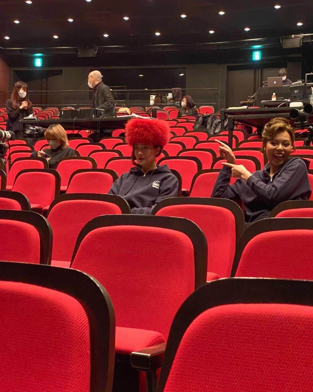 土井ケイトのインスタグラム：「これはめーわくだろーなー。これいたら後ろの人なんにもみえないだろーな。めっちゃ嬉しそうなエリアンナとカル子。撮影:咲妃みゆ❤️ #ナイン #赤坂actシアター #nine Carla has a huge hat.」