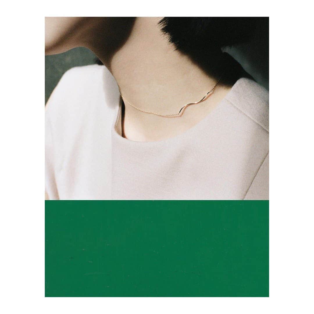 島田大介のインスタグラム：「#Repost @omiyuno @noue_design  ・・・ Miyu Otani × NOUE Collaboration Jewelry  何事にも際限があって、いかにその中で遊泳するように彷徨うのかを日々思索している。 泳ぎ方次第で際限も形を変えていく、限りあって限りない光明な日々を送りたい。  この度、モデルの小谷実由さんとのコラボレーションジュエリーを発売いたします。構想段階から双方の想いを共有し、新しい視野で考えられた繊細で美しいコレクションです。 オンライン予約販売に先駆け、11月21.22.23日の3日間でPOP UPイベント(オーダー会)を開催致します。是非実物をお手に取ってご覧ください。  Event Date: 11/21(sat.) 13:00-18:00 11/22(sun.) 12:00-18:00 11/23(mon.) 12:00-18:00  Place: ykck @ykck.jp 東京都渋谷区富ヶ谷1-37-2  1F  お支払いは現金、クレジットカード(Visa/Master/Amex/JCB/Diners Club/Discover)、電子マネー(QuicPay/iD)、各種交通系ICがご利用いただけます。  ・新型コロナウイルス感染症対策といたしまして、エントランスでの検温、手指の消毒を実施させていただきますのでご協力をお願いいたします。 ・ご来場のお客様はマスクの着用をお願いいたします。(3歳以下のお子様は任意) ・咳やくしゃみをする際は、咳エチケットにご協力ください。 ・会場内は適宜換気、除菌を行います。 ・混雑時は入店制限を実施させていただく場合がございますが何卒ご了承くださいませ。  —— Model: 小谷実由 @omiyuno Photography: 島田大介 @daisukeshimada__ Hair&Make-up: kika @kikamkn Costume: Jens @jens.jp  #daisukeshimadaphotograph #portra400」