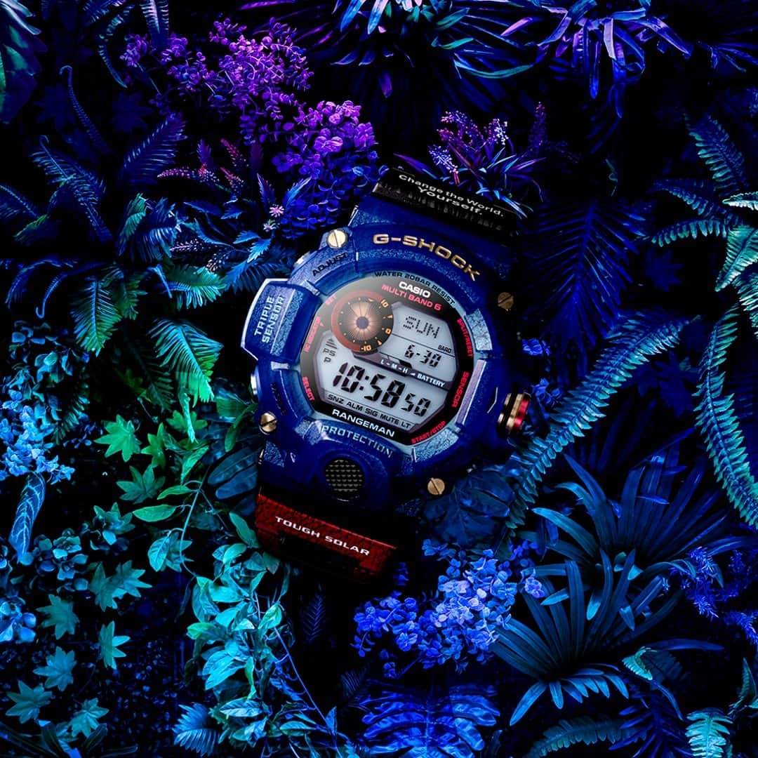 G-SHOCKさんのインスタグラム写真 - (G-SHOCKInstagram)「RANGEMAN  絶滅の危機にある生態系、海洋・生物の多様性、気候変動など多岐にわたる環境保全、研究を支援している国際NGO「EARTHWATCH」とのコラボレーションモデルをご紹介。 今回のモデルは、マスターオブGシリーズから、高温多雨のジャングルや密林などの過酷な環境での使用を想定したモデル「RANGEMAN」GW-9400をベースに採用。絶滅が危惧されているヒクイドリをモチーフに、鮮やかなブルーをケース部に落とし込みました。  This collaboration model supports the activities of EARTHWATCH, an Authorized Nonprofit Corporation that works towards environmental conservation and research of endangered species, a diversity of marine species, and climate change.  A base model is "RANGEMAN" GW-9400 from Master of G series that are designed and engineered to stand up to the most grueling conditions, such as hot and humid dense jungle. The vivid blue coloring of this model is inspired by the cassowary, which is facing extinction.   GW-9406KJ -2JR  #g_shock #rangeman #gw9400 #earthwatch #masterofg #watchoftheday」11月19日 17時00分 - gshock_jp