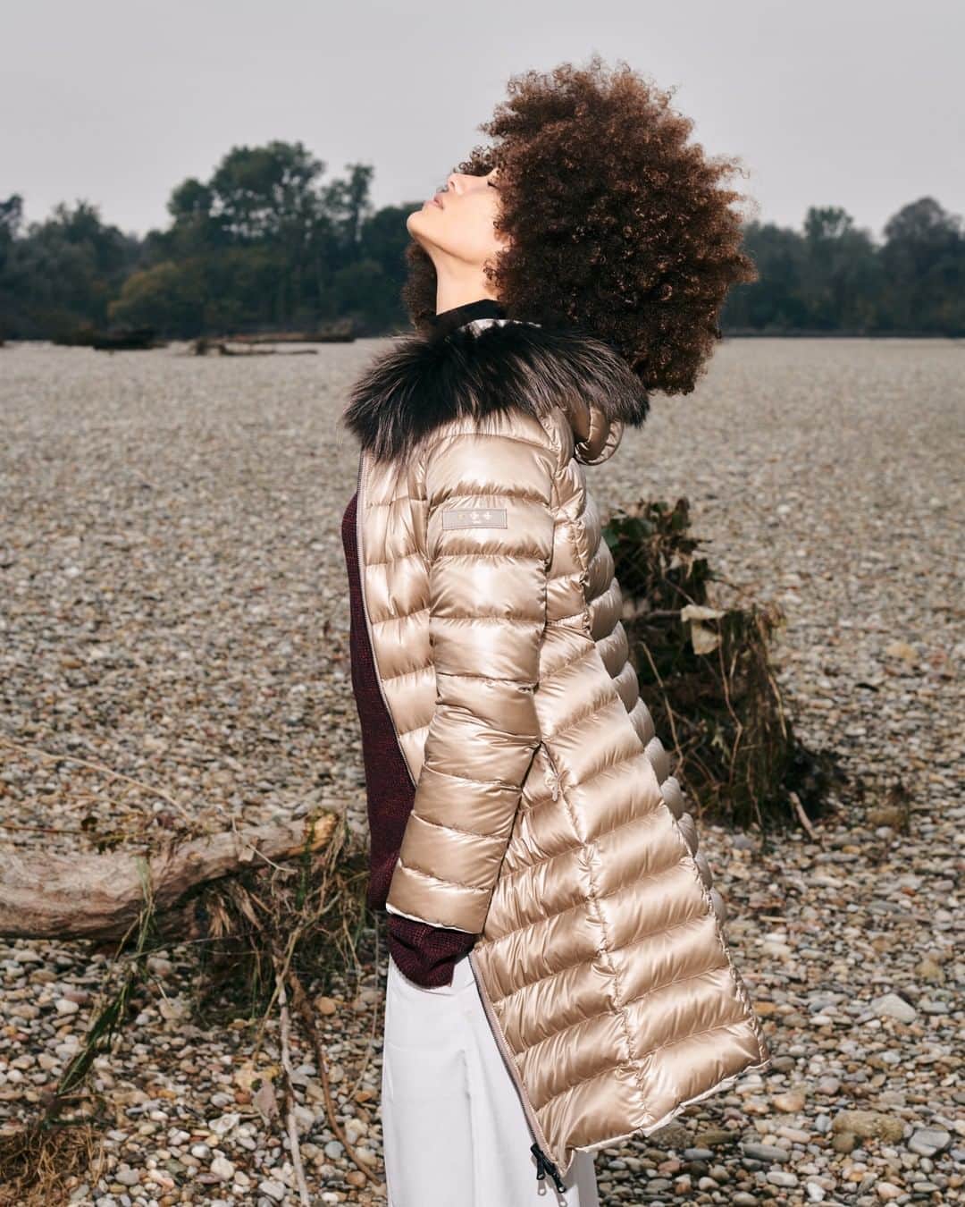 タトラスのインスタグラム：「ISERA Lady's down jacket from TATRAS 20AW Collection, gorgeously worn by @michelle_sampaio. The shiny material captures the reflection of light, adding depth and dimension to its design.   #Tatrasofficial  #tatraspeople」