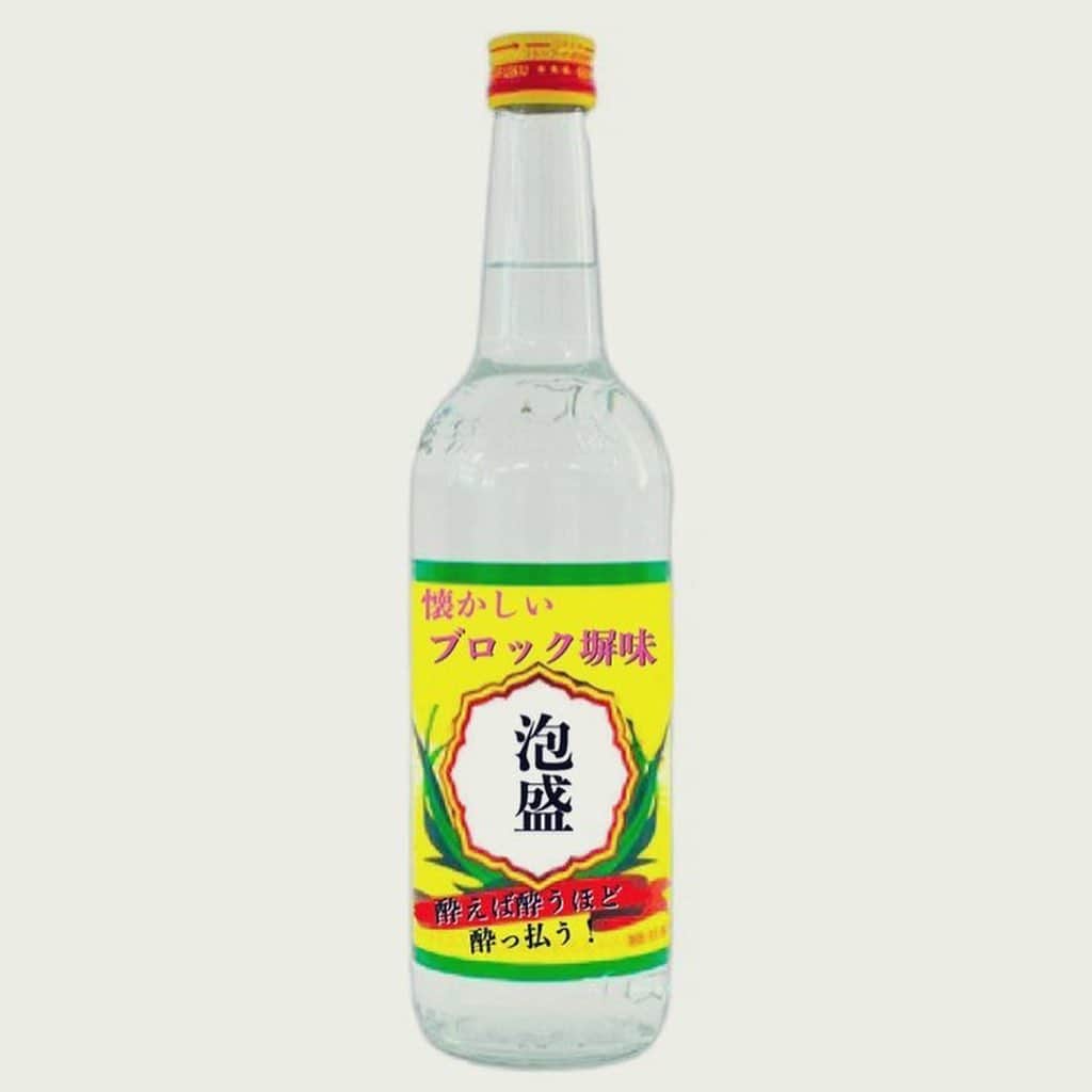 与座よしあきのインスタグラム：「今日の[一緒に考える]は泡盛180種類もあるお店をどう広げるかでした!銀座にある「島どうふ」さん!沖縄野菜を売る沖縄八百屋さんでもあるけど泡盛の力の入れようよ!僕はお酒飲めないけど昔飲んだ泡盛はなんかブロック塀舐めた時とおんなじ味したんだよなー。そーゆう味の表記の泡盛どーかしら?ダメか!」