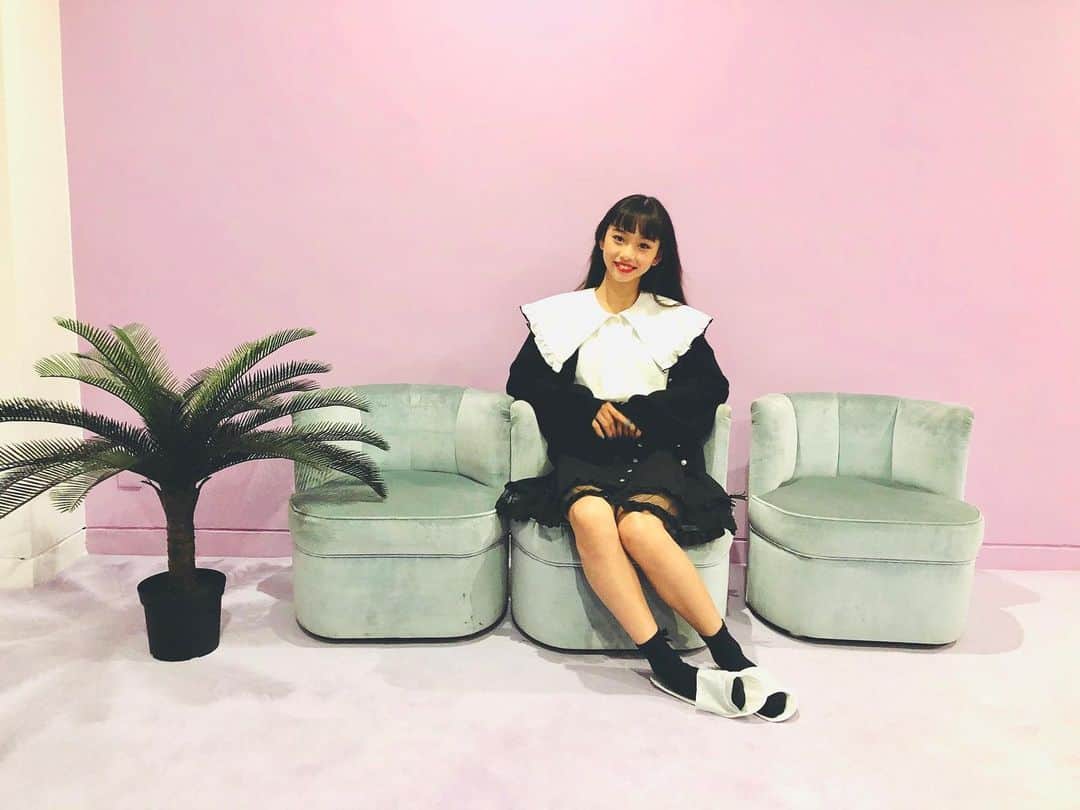 ニコ☆プチのインスタグラム：「🎀🖤 ちょっぴり地雷ちゃんなレイヨの私服🥰🥰 可愛いスタジオにぴったり🌸 . . . #松本麗世」