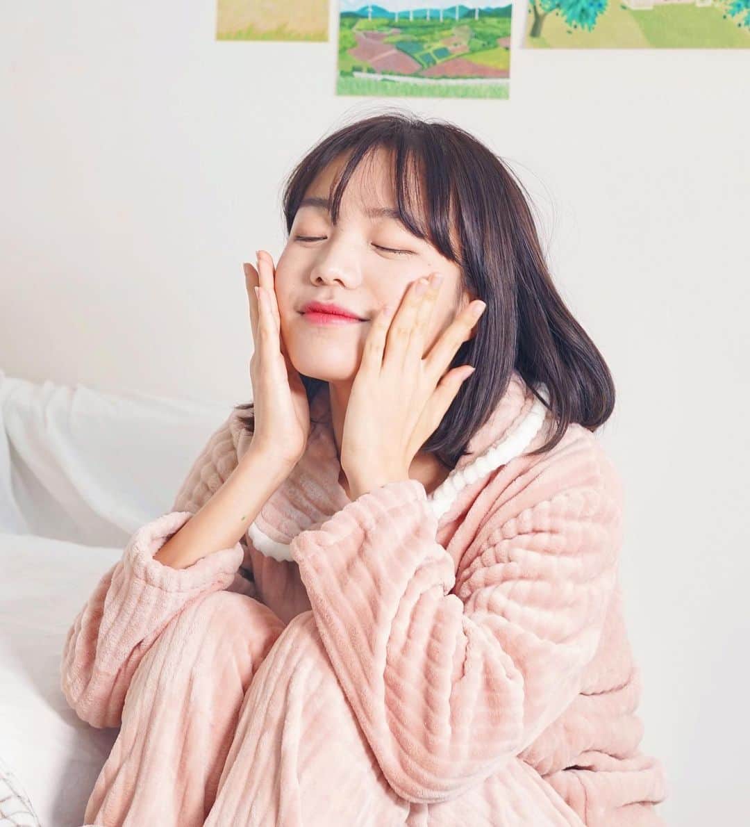 innisfree official (이니스프리) さんのインスタグラム写真 - (innisfree official (이니스프리) Instagram)「찬바람에도 끄떡없는 촉촉피부💧 #씨드세럼 으로 한 번 ☝🏻 #한란크림 으로 한 번 더 ✌🏻 차곡차곡 쌓아주면 완성!🙌🏻  Keep your skin moist and hydrated even in the cold wind💧 First dab on the #GreenTeaSeedSerum ☝🏻 then add another layer of #OrchidCream ✌🏻 Remember, "layering" is the key!🙌🏻」11月19日 17時09分 - innisfreeofficial