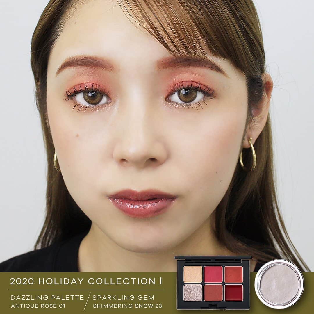 dazzshop officialさんのインスタグラム写真 - (dazzshop officialInstagram)「. . 《2020 HOLIDAY COLLECTION Ⅱを使った、大人カジュアルなオレンジメイク》 . １．DAZZLING PALETTE AMBER ORANGE 02 アイシャドウH を上まぶたに軽く塗布します。 . ２.下まぶたはアイシャドウH にアイシャドウK を重ね付けします。 . ３．アイシャドウK で目元を引き締めるように、アイラインを描きます。 . ４．スパークリングジェム SHIMMERING LUNAR 24を上まぶたの黒目上にのせ、立体感をアップさせます。 . ５．目頭にアイシャドウG とアイシャドウJ をのせ、潤んだ目元に仕上げます。 . ６．リップ＆チークI を小鼻横から骨格に沿って広げます。 . ７．唇はリップ＆チークI を全体塗り、リップグロスL を中央のみのせて立体感をアップさせます。 . . ■使用コンタクト：SPARKLING 05 ——————————————————————————— . . 《2020 HOLIDAY COLLECTION Iを使った、大人かっこいいピンクレッドメイク》 . . １．DAZZLING PALETTE ANTIQUE ROSE 01 アイシャドウB を目頭側が濃くなるようにアイホール全体に塗布します。 . ２．下まぶた目尻側にアイシャドウA、目頭側にアイシャドウD を塗布します。 . ３．アイシャドウE で目元を引き締めるように、アイラインを引きます。 . ４．スパークリングジェム SHIMMERING SNOW 23をハイライトとして、頬と眉上の高い位置に薄くなじませるように塗布します。 . ５．リップ＆チークC を頬の高い位置に塗布し、指で外側に広げるようにぼかします。 . ６．リップグロスF でふっくらと、魅力的な唇に仕上げます。 . . ■使用コンタクト：SPARKLING 04 . #DAZZSHOP #ダズショップ #ルミネエスト新宿 #大丸札幌 #そごう横浜 #松坂屋名古屋 #大丸下関 #リンクス梅田 #池袋パルコ #holiday #ホリデー #ホリデーコレクション #クリスマスコフレ #クリスマスコフレ2020 #eyemakeup #makeup #beauty #cosme #ビューティー #メイク #アイメイク #コスメ# カラコン #コンタクト」11月19日 17時03分 - dazzshop_official