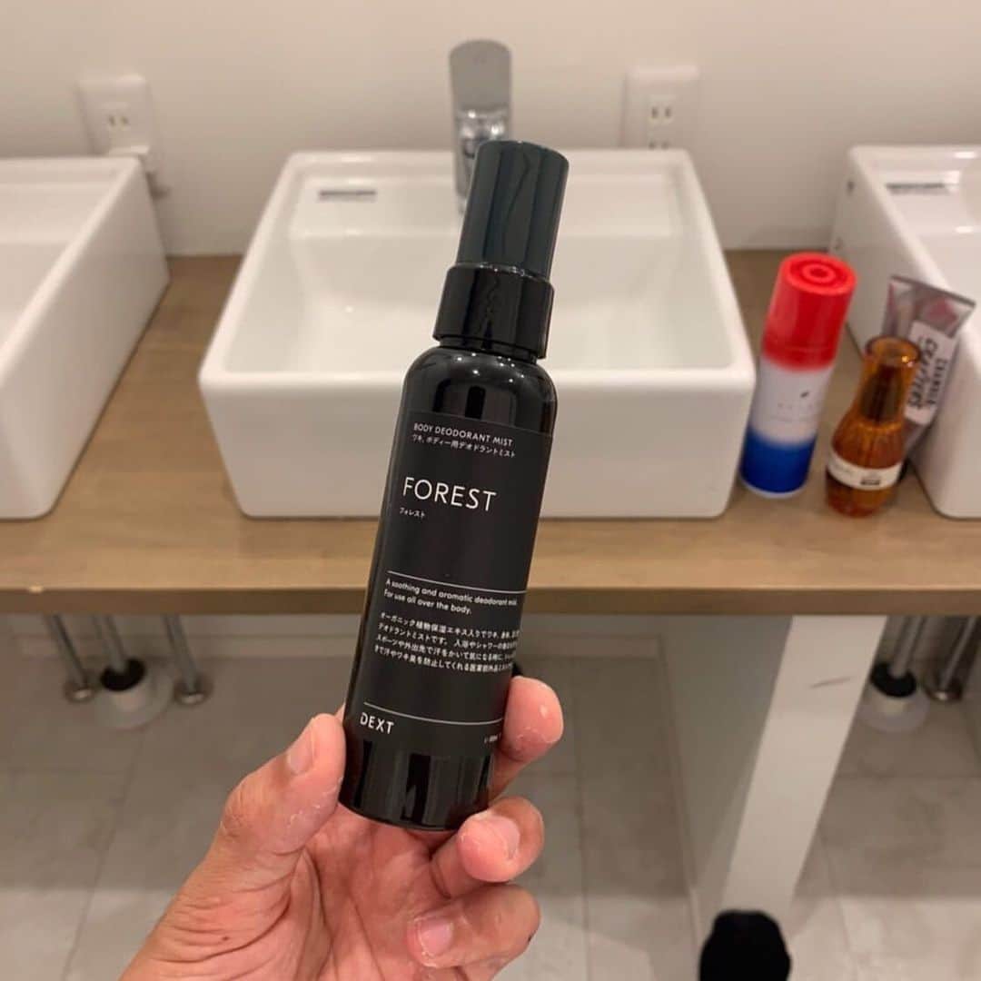 のインスタグラム：「【大事や商談やプレゼンの前に】﻿ ﻿ #DEXT 公式Instagramです。 ﻿ ﻿ 「DEXT ボディデオドラントミスト」﻿ ﻿ -FORESTの香り-﻿ 鮮烈なグリーンの香で、落ちつきと凛々しさを演出。﻿ 大事な商談やプレゼンの前にもオススメです。﻿ ﻿ ------------------------- ﻿ Repost @tamura_takahiro_﻿ ﻿ 大人の男性の為のエチケットケアブランド﻿ ﻿ "" @dextsalon "" から香水代わりでも使える﻿ 『 デオドラントミスト 』- FOREST, AROMATIC, HIMALAYAS, が発売されてます！🙌🏾🌿﻿ ﻿ 暑いこの時期だからこそ﻿ ﻿ この一本で気になる汗臭を抑えて﻿ ﻿ 清潔感のある男を演出しよう❕﻿ ﻿ #DEXT #dextsalon #オーガニック #supported #アンバサダー #ライフスタイル」