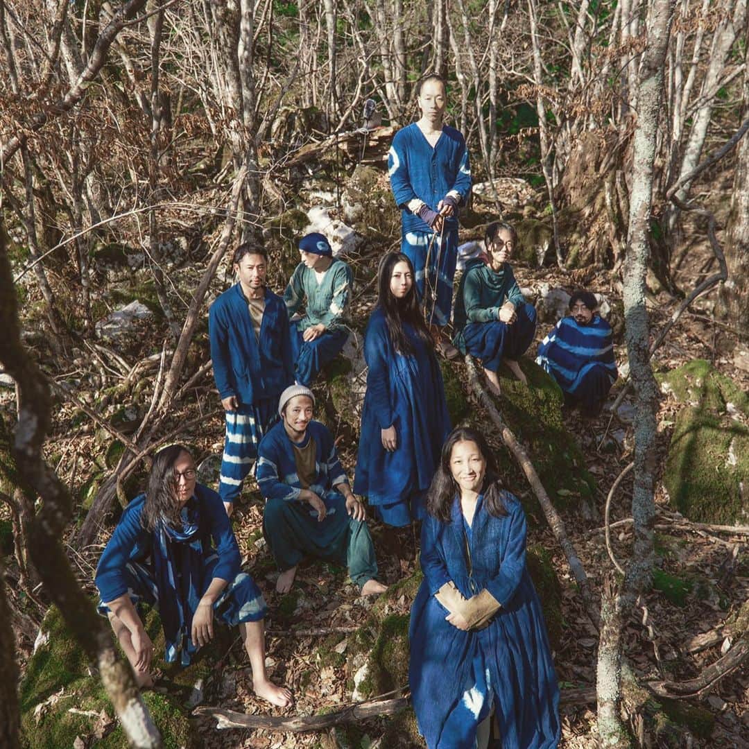 黒木桃子のインスタグラム：「@a.u.s.ist_in_residence  静岡県の #水窪 にて、 #地球循環型 で遊ぶ！をテーマとしたアーシストの集い・アーシストインレジデンス2020に参加してきました！  水窪での9日間の滞在。 ミュージシャン、ダンサー、料理人、映像、写真家さんなどなど、多様な才能溢れる皆さんと、生活を共にしながら作品を創り出していく過程はとても有意義でした。  音楽の制作も、自然の中で。 木の葉の音、水の音、粟の音のサンプリング。自然の素材が音楽になってゆく✨  自然に勝る「美」って、無いよなあって思うので 自然の中での感覚で、自然のものを元にクリエイティブが進んでいくのって本当に素晴らしく美しいなと思った。  ボーカルも、磐座でのレコーディング。 歌の録音を山の中でしたのは初めてだったけれど、瞬間瞬間が、本当〜に気持ちよかった。今後も色々なスポットで、録音制作してみたいな✨  15日に開催した、完全即興の舞台。 作り込んでいないからこそ生まれる瞬間が奇跡みたいで、新しい感覚で本当に面白かった✨またひとつ、固定概念をコロンと外してもらった感じでした。  たくさんの刺激をいただいたので これを糧にして、私自身学び成長し、さらに自由に楽しく遊んでいけたらいいなぁと思いました💖 また早く遊びたいな〜❣️  美しい水窪に滞在させてもらって本当に嬉しかったです✨ かかわった全ての皆様、水窪の皆様、本当にありがとうございました。🙏❣️  今後のアーシストの活動も楽しみです。 ドキュメンタリー映画も制作中なので公開をお楽しみに❣️  https://youtu.be/ixb9gcu9Pwg  舞台の最初に流れたトレーラー、こちらから観れます💖是非、水窪×アーシストの世界を感じてみて下さい〜😊✨」