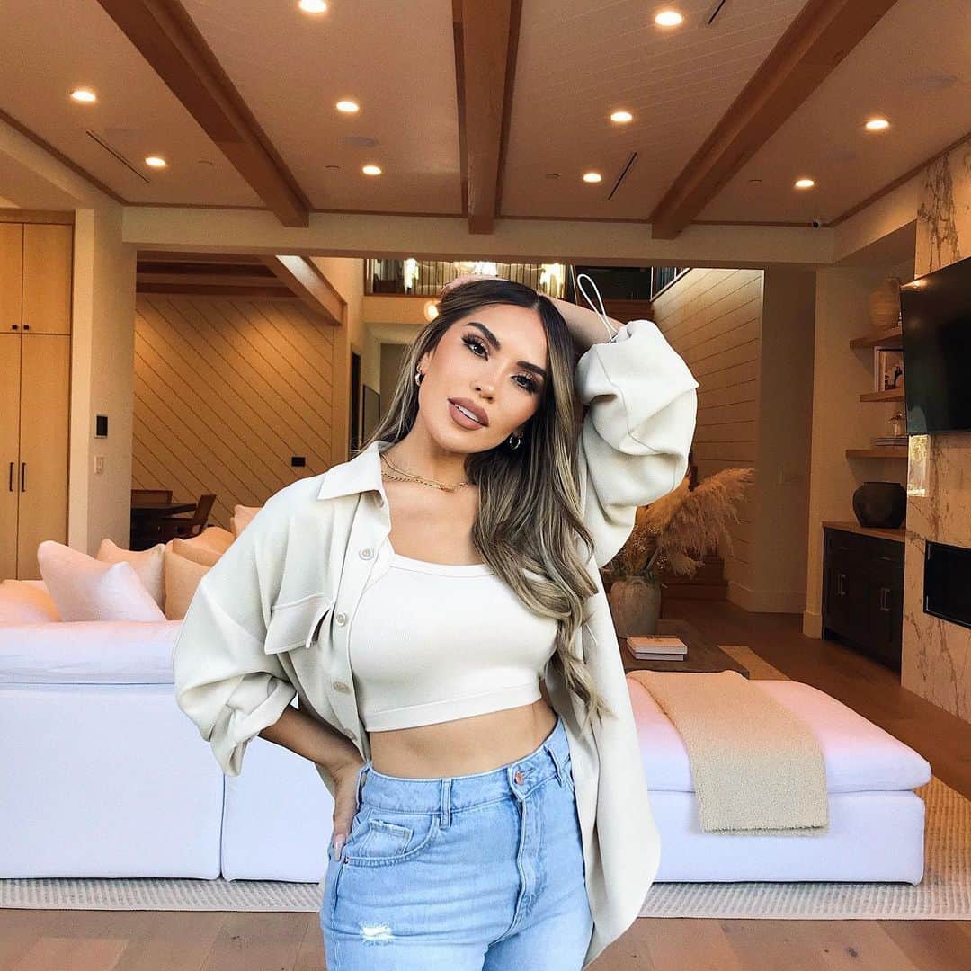 iluvsarahiiさんのインスタグラム写真 - (iluvsarahiiInstagram)「Just uploaded a furnished house tour, wby?? 🏡😏 (Link in my bio) _________________________ Top @sorellaboutique  Jacket @coldlaundry  Jeans @dl1961denim」11月19日 8時16分 - iluvsarahii