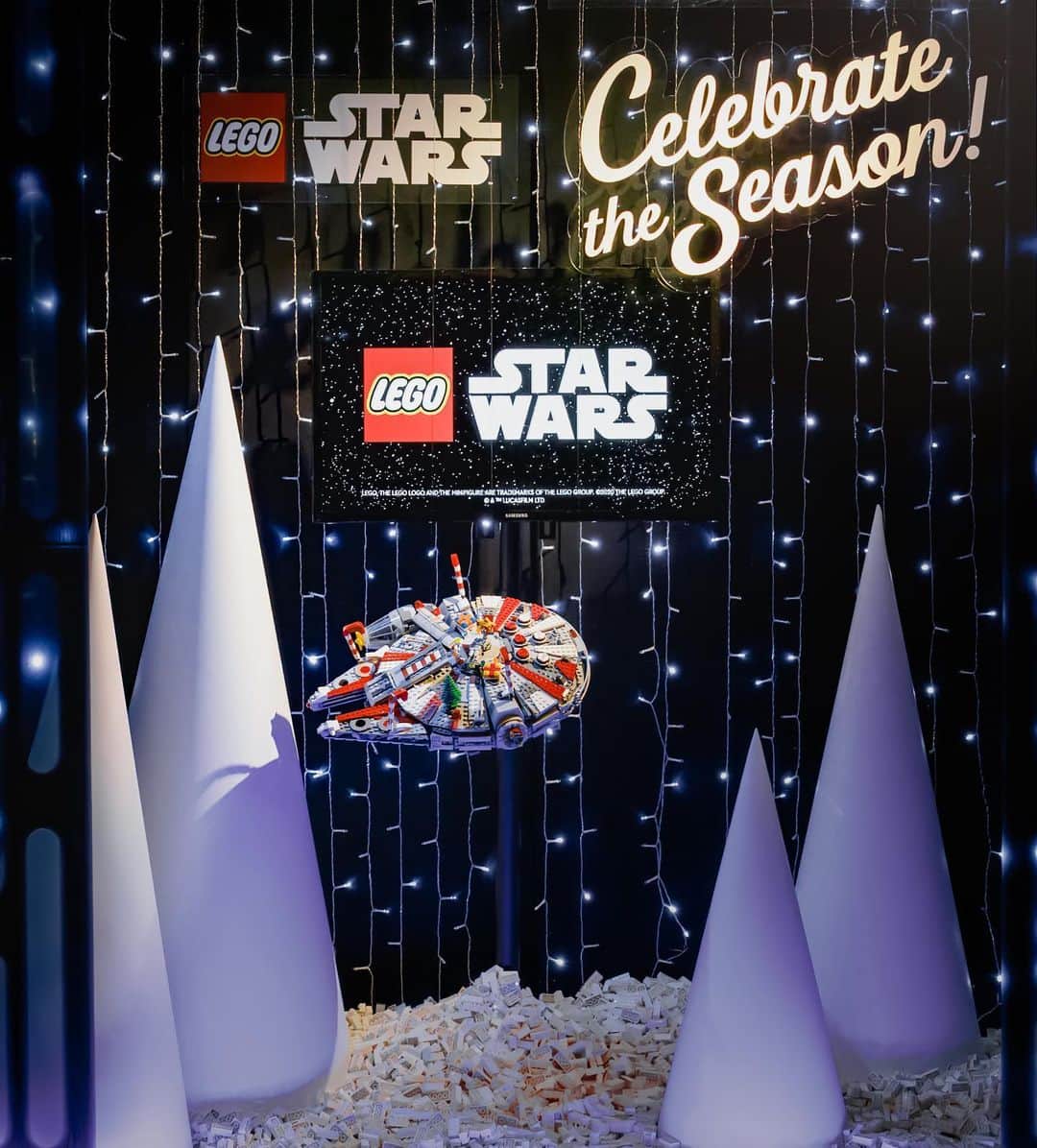 Empire State Buildingさんのインスタグラム写真 - (Empire State BuildingInstagram)「May the holiday vibes be with you 🙏  ⠀⠀⠀⠀⠀⠀⠀⠀⠀  We’re bringing you an out-of-this-world holiday experience with our newly-revealed @lego @starwars festive windows!  ⠀⠀⠀⠀⠀⠀⠀⠀⠀  Visit our Observatories from 11AM-10PM daily (& bring the fam!) to see the display!  ⠀⠀⠀⠀⠀⠀⠀⠀⠀  📷: @dbarrera1975, @beholdingeye #EmpireStateBuilding」11月19日 8時17分 - empirestatebldg