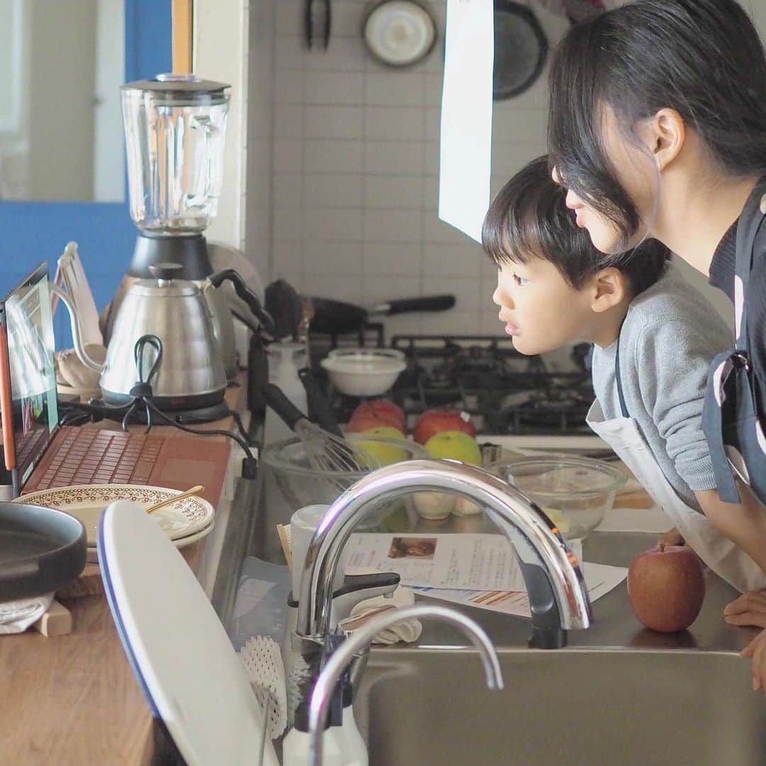 あさひ/Asahiさんのインスタグラム写真 - (あさひ/AsahiInstagram)「2020/11/19 . 息子と一緒につくったりんごのおやつ🍎👦🏻✨  先週末、オレンジページ主催のお料理教室「コトラボ」さんのZoomライブ・オンライン講座に、息子とふたりで参加しました😍👦🏻✨✨  ＊りんごのサクサククッキーのせ(調理実習) ＊スターカットの焼きリンゴ(デモ)  料理研究家のムラヨシマサユキ先生と、全国各地から参加された２０名以上の方々とともに、オンラインで繋がりながら同時にレッスンを受けられました💻  息子は先生がポイントを話しだすと 👦🏻「ぼく、メモとる！」 と紙とペンを持ってきて、一生懸命メモ😂📝 最後までなるべく自力で頑張っていました。 りんごを包丁で切るのをサポートするのにヒヤヒヤしたり、 皆さんの手際の良さにあたふたしたりしつつも 🙋🏻‍♀️「焼き加減、これでいいでしょうか〜？」 なんて質問もできて、画面上から先生が 👨🏻‍🍳「OKですよ〜！」 とチェックしてくれたりして、楽しい‼︎‼︎  息子はキレイに抜けたスターカット(林檎を輪切りにしてから星形の型抜きでリンゴの芯と種の部分だけ抜くとほとんど捨てるところなく丸ごと食べられる！というカットの仕方)が上手にできたので、先生に褒めて欲しくて、照れながらも挙手😂✋🏻👦🏻✨ 最後まで積極的に参加してくれて、成長を感じました。  青森のりんごの育てられ方や収穫、品種などもじっくり学べて、息子も林檎に興味津々に👦🏻🍎🍏  今朝、また青森りんごをスターカットにして出してみたら、 👦🏻「これは、サンふじ？サンジョナゴールドはいつたべる？ぼくは、いちばん おうりん(王林)がすきだけど」 と、覚えたての品種を、次々と……😂 明日は王林を出す約束をしました。笑  これからもおうち時間が続きそうなので、おういでコトラボ(@cotolab_orangepage )さんの親子お料理レッスンを受けるというのも、すごく楽しい過ごし方だと思います。  @aomori_ringo_official のアカウントでは、青森りんごがいっぱい当たるキャンペーンも実施中らしいので、りんごめちゃくちゃ食べたいやんという方、ぜひチェックしてみてください🥺🍎🍏✨ . . #私の青森りんご生活 #スターカット #りんごのおやつ #りんご #青森りんご #青森県りんご対策協議会 #オレンジページ #コトラボ #ムラヨシマサユキ #pr」11月19日 8時09分 - morningsun3480