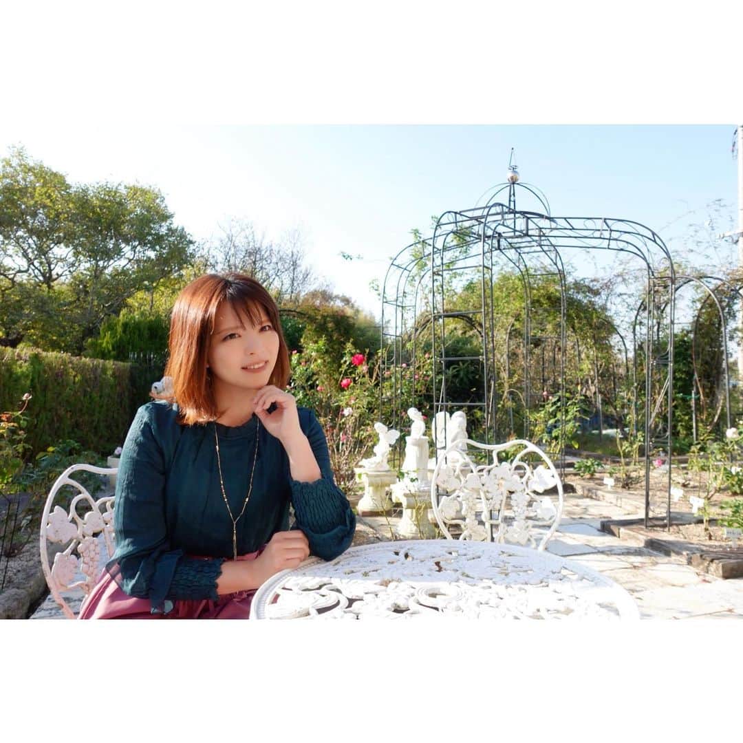 のインスタグラム：「， 久々の帰省。 何もせず、実家のお庭に出てひたすらトーク♪ 離れて暮らす家族の顔を見ながら話せる時間が 今はとても貴重です。 散らずに待っていてくれた薔薇たちにも癒されました。 ， #花 #薔薇 #バラ #バラのある暮らし  #実家 #庭 #ガーデニング」