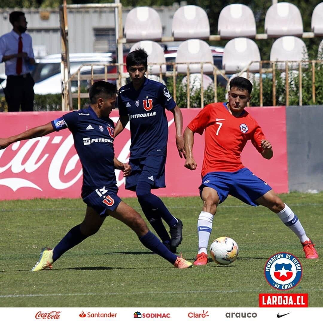 サッカーチリ代表チームさんのインスタグラム写真 - (サッカーチリ代表チームInstagram)「💪 Primer partido de entrenamiento de #LaRojaSub17   ⚽️🇨🇱 Tras pasar por las tres fases del protocolo de retorno a los entrenamientos, los dirigidos por Hugo Balladares se enfrentaron al grupo de proyección de @udechileformativo 🔵  👊 ¡Nos preparamos para el #SudamericanoSub17 de Ecuador 2021!   #VamosLaRoja #Chile #SelecciónChilena #LaRoja」11月19日 8時20分 - laroja