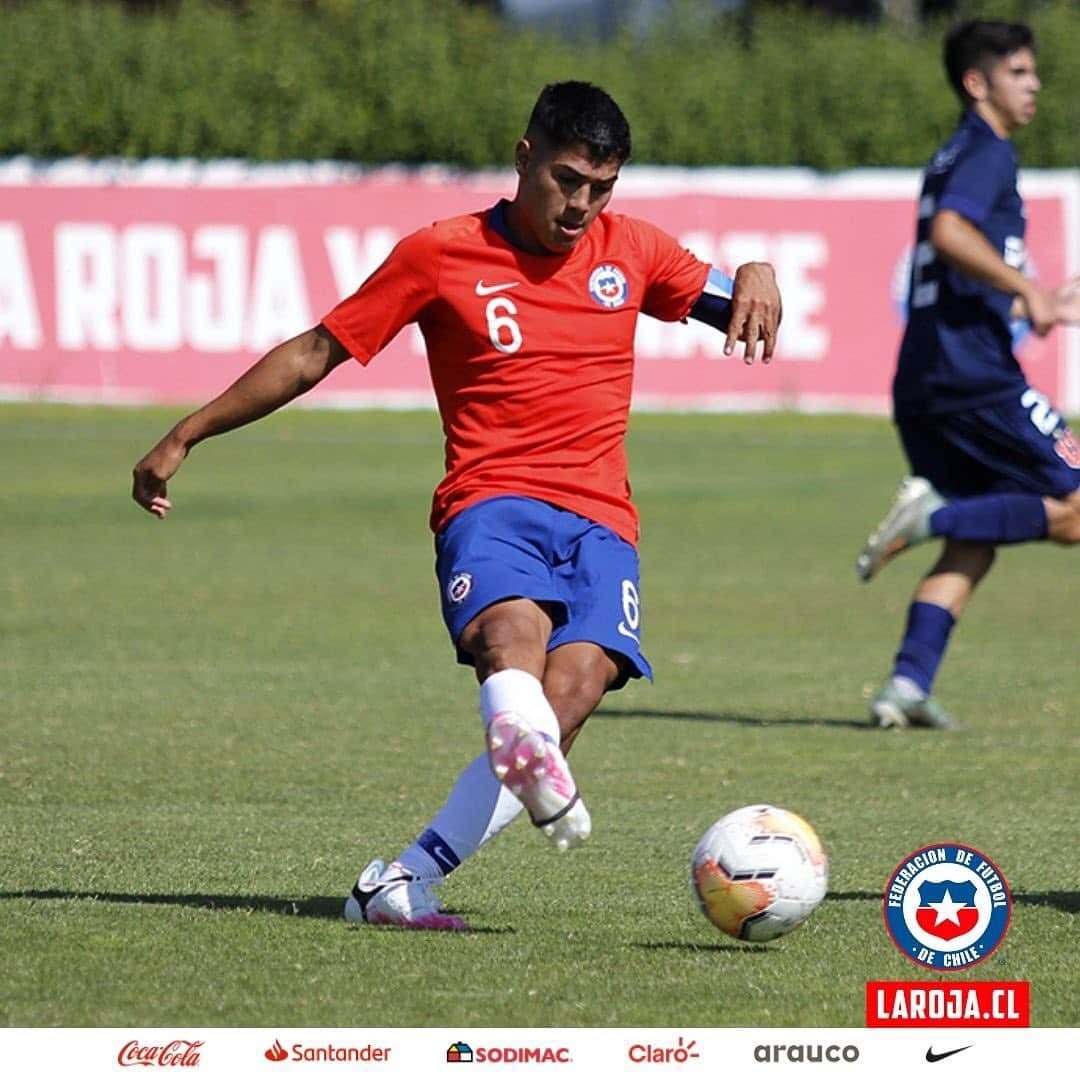 サッカーチリ代表チームさんのインスタグラム写真 - (サッカーチリ代表チームInstagram)「💪 Primer partido de entrenamiento de #LaRojaSub17   ⚽️🇨🇱 Tras pasar por las tres fases del protocolo de retorno a los entrenamientos, los dirigidos por Hugo Balladares se enfrentaron al grupo de proyección de @udechileformativo 🔵  👊 ¡Nos preparamos para el #SudamericanoSub17 de Ecuador 2021!   #VamosLaRoja #Chile #SelecciónChilena #LaRoja」11月19日 8時20分 - laroja