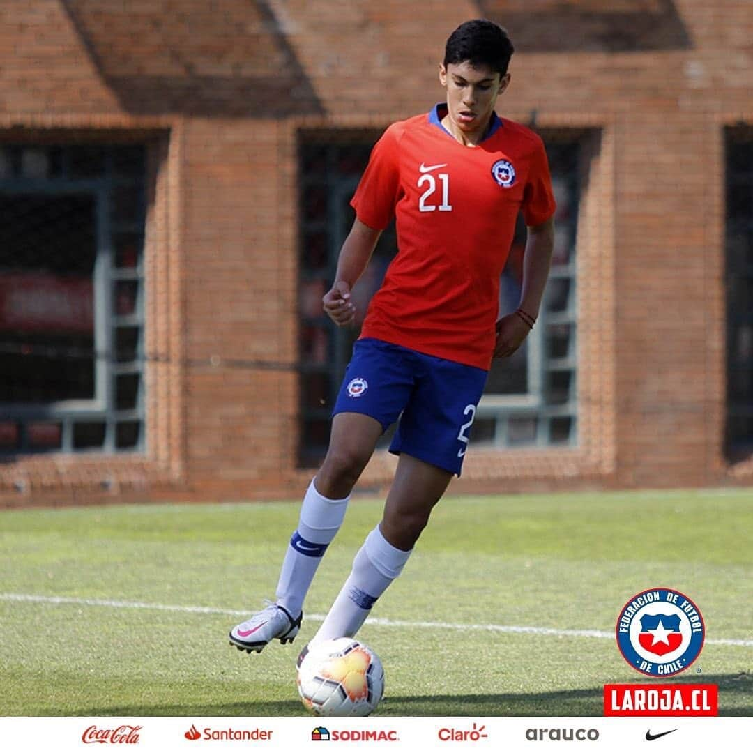 サッカーチリ代表チームさんのインスタグラム写真 - (サッカーチリ代表チームInstagram)「💪 Primer partido de entrenamiento de #LaRojaSub17   ⚽️🇨🇱 Tras pasar por las tres fases del protocolo de retorno a los entrenamientos, los dirigidos por Hugo Balladares se enfrentaron al grupo de proyección de @udechileformativo 🔵  👊 ¡Nos preparamos para el #SudamericanoSub17 de Ecuador 2021!   #VamosLaRoja #Chile #SelecciónChilena #LaRoja」11月19日 8時20分 - laroja