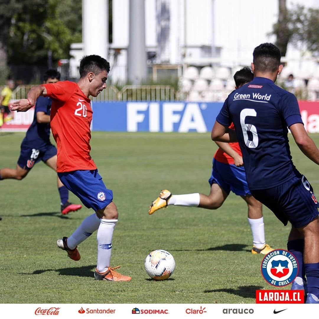 サッカーチリ代表チームさんのインスタグラム写真 - (サッカーチリ代表チームInstagram)「💪 Primer partido de entrenamiento de #LaRojaSub17   ⚽️🇨🇱 Tras pasar por las tres fases del protocolo de retorno a los entrenamientos, los dirigidos por Hugo Balladares se enfrentaron al grupo de proyección de @udechileformativo 🔵  👊 ¡Nos preparamos para el #SudamericanoSub17 de Ecuador 2021!   #VamosLaRoja #Chile #SelecciónChilena #LaRoja」11月19日 8時20分 - laroja