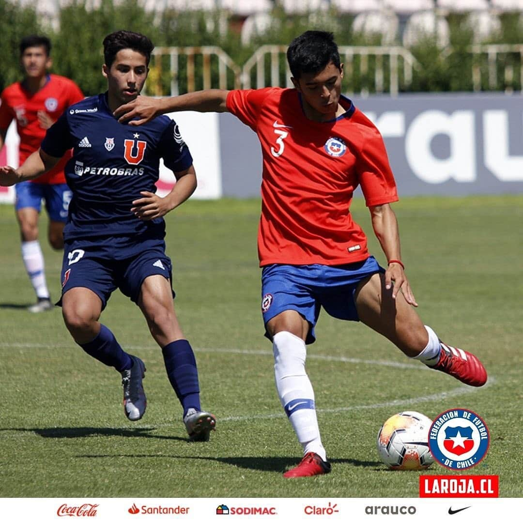 サッカーチリ代表チームさんのインスタグラム写真 - (サッカーチリ代表チームInstagram)「💪 Primer partido de entrenamiento de #LaRojaSub17   ⚽️🇨🇱 Tras pasar por las tres fases del protocolo de retorno a los entrenamientos, los dirigidos por Hugo Balladares se enfrentaron al grupo de proyección de @udechileformativo 🔵  👊 ¡Nos preparamos para el #SudamericanoSub17 de Ecuador 2021!   #VamosLaRoja #Chile #SelecciónChilena #LaRoja」11月19日 8時20分 - laroja