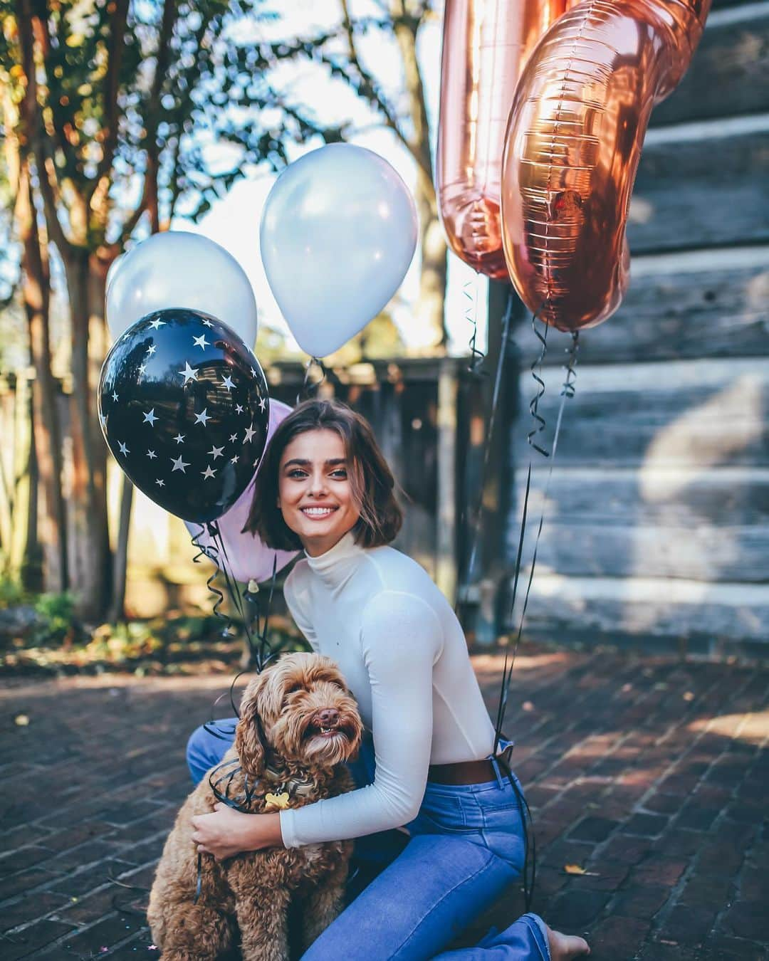 テイラー・ヒルさんのインスタグラム写真 - (テイラー・ヒルInstagram)「In case you were wondering...YES, I did tie balloons 🎈to @tatetheminidoodle & YES they’re tied to my pants too 😂」11月19日 8時22分 - taylor_hill