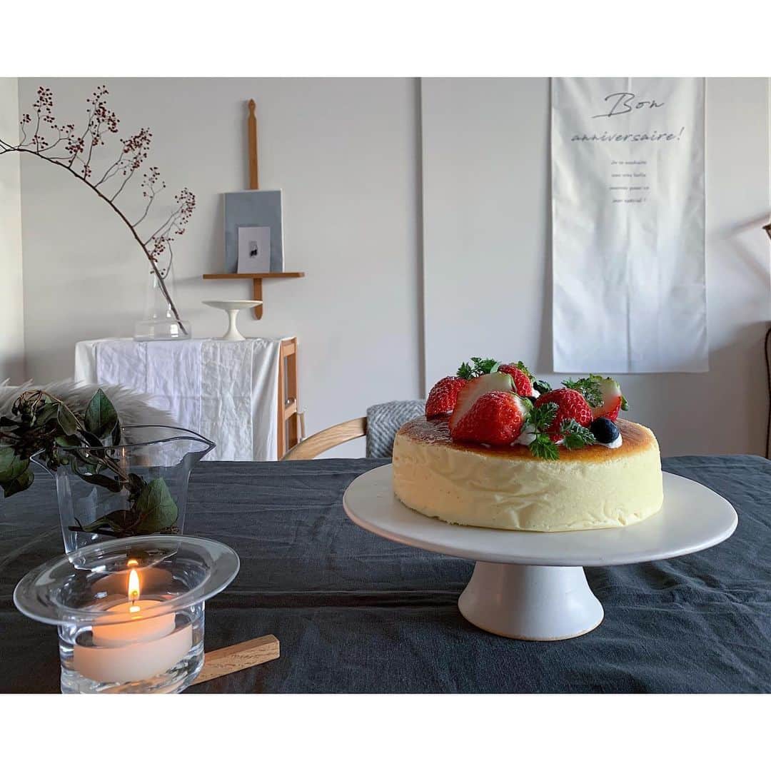 のインスタグラム：「今日は娘の誕生日。 ・ ・ #てつおじさんのチーズケーキ 作ってーのリクエスト。(大阪の#りくろーおじさんのチーズケーキ 風) ・ ・ スフレチーズケーキにいちごとブルーベリーでデコレーションしました。 ・ ・ 喜んでくれるかな( ’◡͐’) ・ ・ #誕生日#誕生日ケーキ#スフレチーズケーキ」