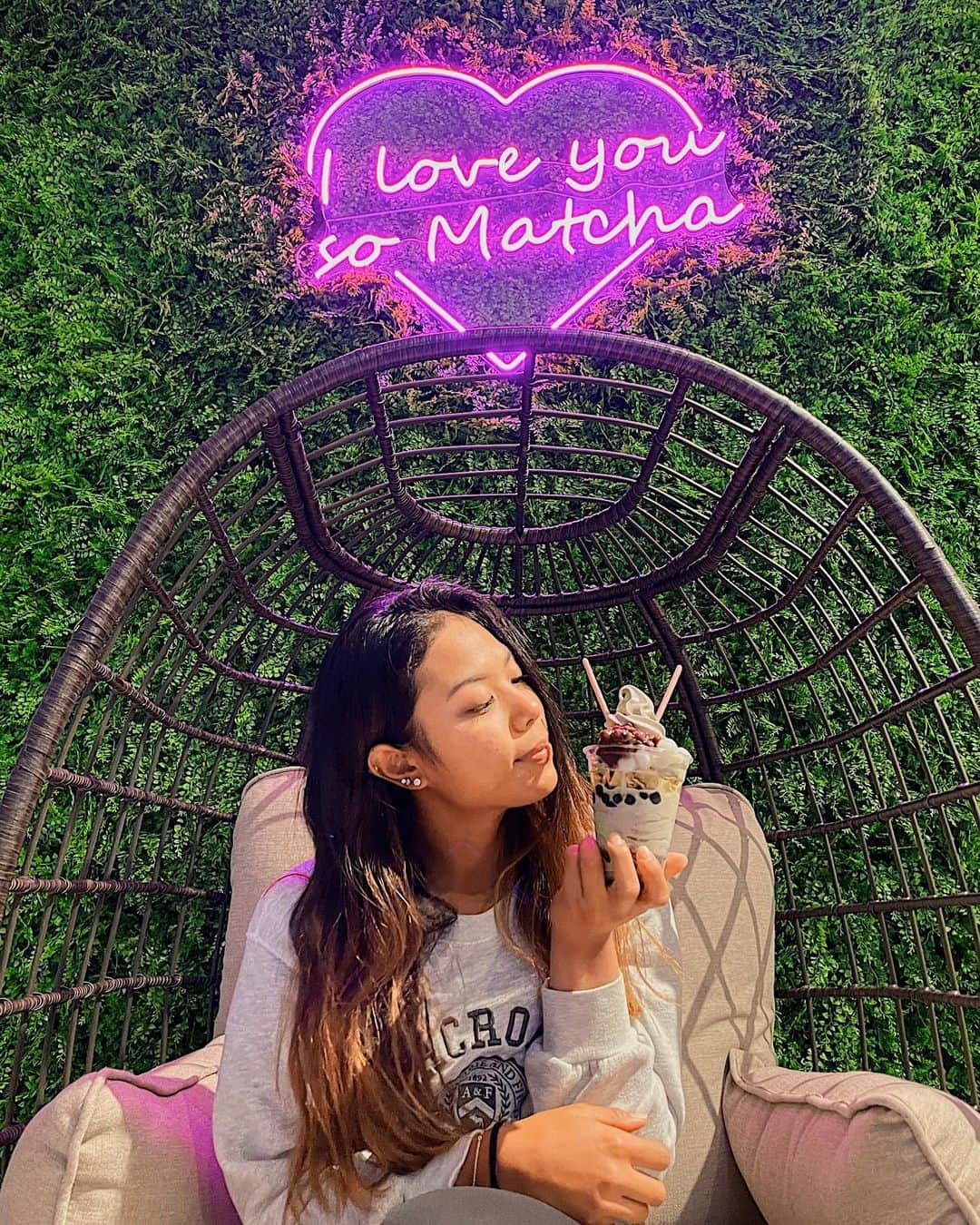 パティ・タバタナキトのインスタグラム：「Too lazy to think of a caption」