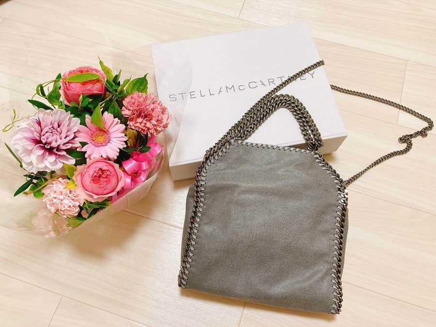 赤谷奈緒子のインスタグラム：「@nanaka0118 から素敵すぎる鞄の🎁🥺💓 . . 可愛いすぎる…😍 こんな素敵なもの貰って申し訳ないくらいですが🥺、、これからたくさんボロボロになるまでずっと使わせてもらおうと思います💕😌w . お家にお花まで💐送ってくれる優しい気遣いに感謝しかないよ🥺💕 . @moeka_nozaki ちゃん @naochinkun ちゃんからドライヤーまで♡🥺 欲しかったドライヤーがなんと２つに😍w 頭皮マッサージ早速してみるね💓 . . ほんとにほんとにありがとう♡ . #stellamccartney #bag #yaman #ドライヤー#birthdaypresent #thankyou 💐」