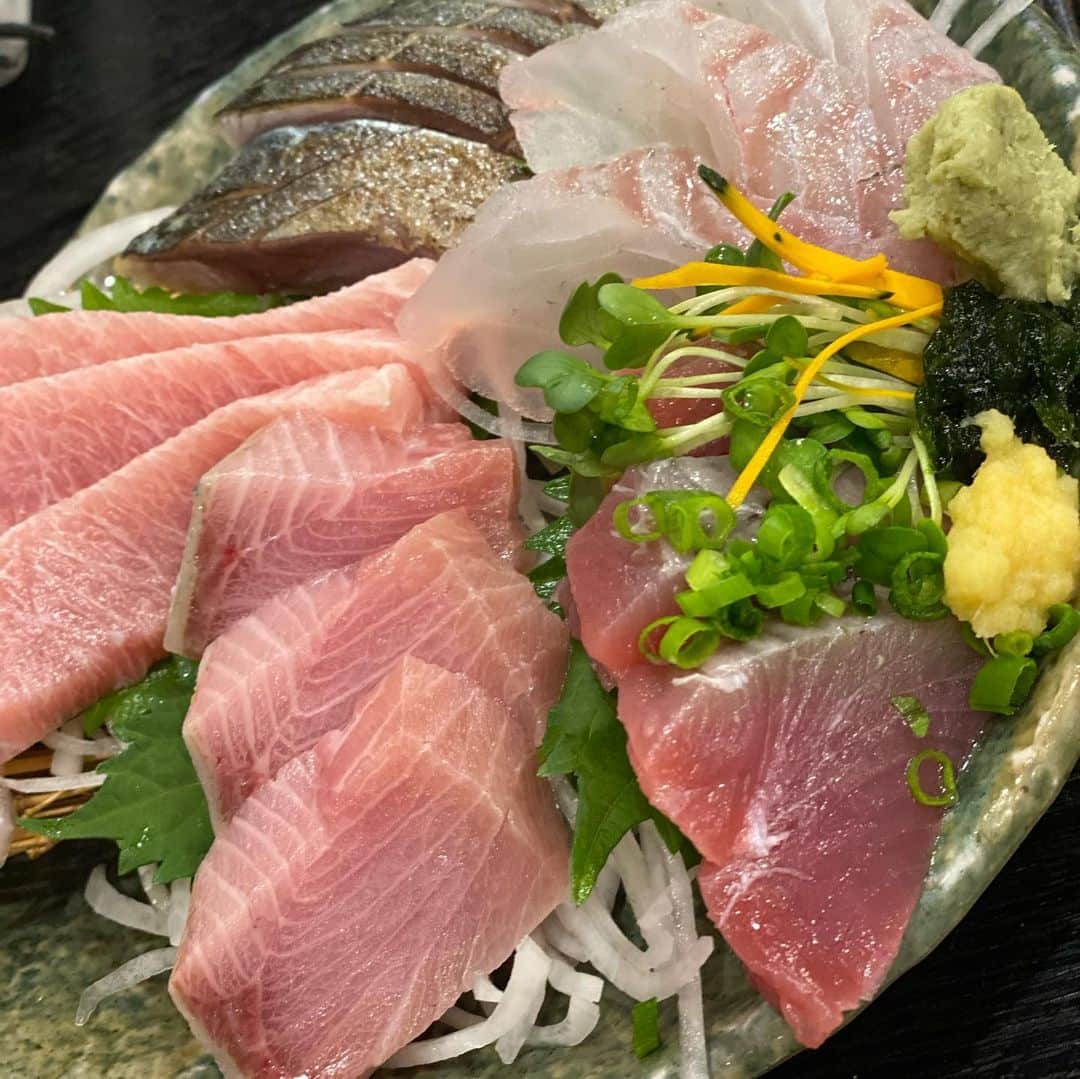 向山毅のインスタグラム：「お刺身美味しかったな〜👌 #こうきのグルメ #居酒屋 #居酒屋好きな人と繋がりたい #刺身 #刺身盛り合わせ #マグロ串焼き」