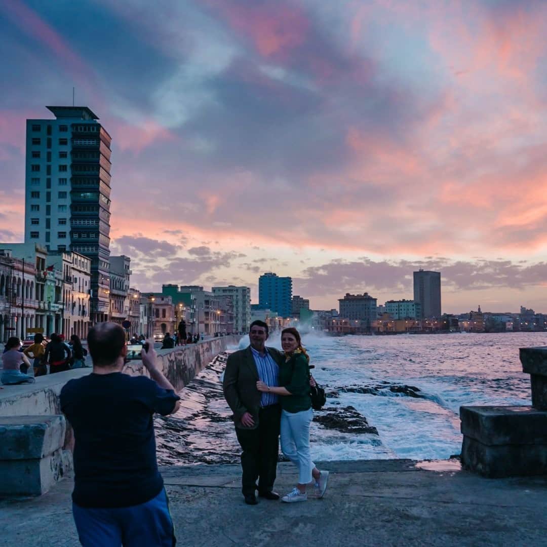 National Geographic Travelさんのインスタグラム写真 - (National Geographic TravelInstagram)「Photo by @junmichaelpark / During sunset a couple has a photo taken against the backdrop of the Malecón in Havana, Cuba. For more photos and stories, follow @junmichaelpark.」11月19日 8時35分 - natgeotravel