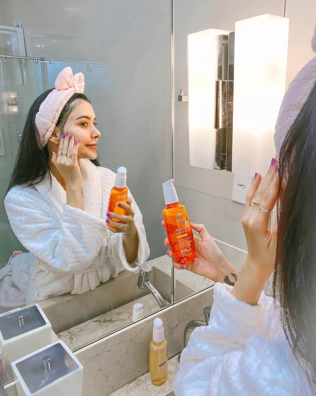 Gabriela Salesのインスタグラム：「Adeus piscininhas de oleosidade e espinhas kkkk. Lacrinhas, quem assistiu meus stories? Sempre usei muito o sabonete “Actine” da @darrowbr e olha só quem me notou agora? 💃🏻💃🏻💃🏻. Eu sempre sofri muito com oleosidade e espinhas (no meu caso por questões hormonais) e, de verdade, um dos produtos que mais me ajudaram na vida foi esse! Eu uso na versão tradicional (laranjinha), mais específica para oleosidade e espinhas, mas ele também tem na versão “Oil Control”, também voltada para controle da oleosidade, porém que pode ser usado também por peles mistas. Eles são n°1 de prescrição dos dermatologistas. Quem já usou? Me contem tudo! 😍😍😍 *publi #Qualseuactine」