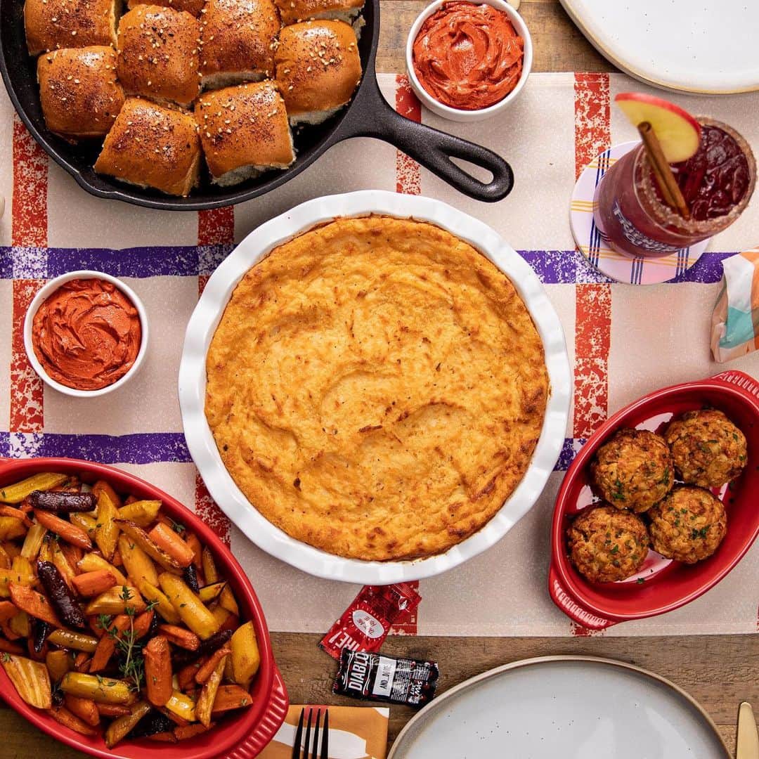 Taco Bellのインスタグラム：「Whether your roommates are your guests of honor or you’re gathering virtually, make Friendsgiving anything but ordinary with our Crunchy Taco Shepherd’s Pie. Check out the recipe on our blog (link in bio) and share your creation using #TacoBellFriendsgiving.」